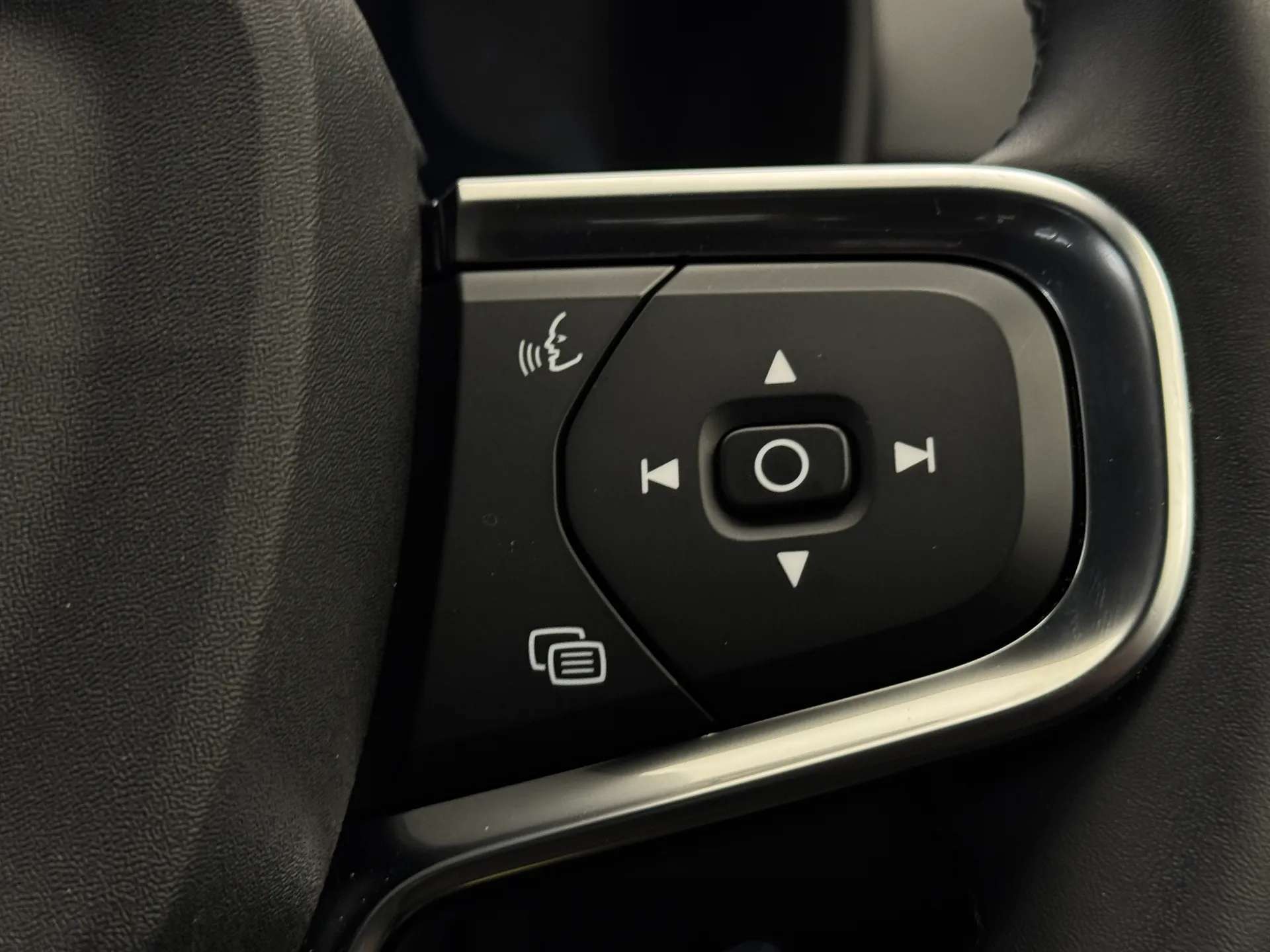 2025 VOLVO XC40 2025 VOLVO XC40