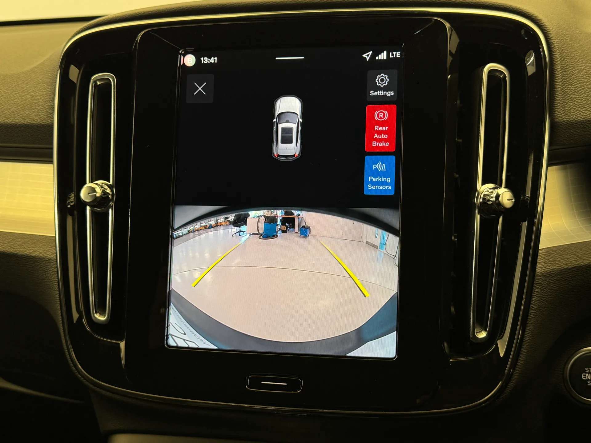 2025 VOLVO XC40 2025 VOLVO XC40