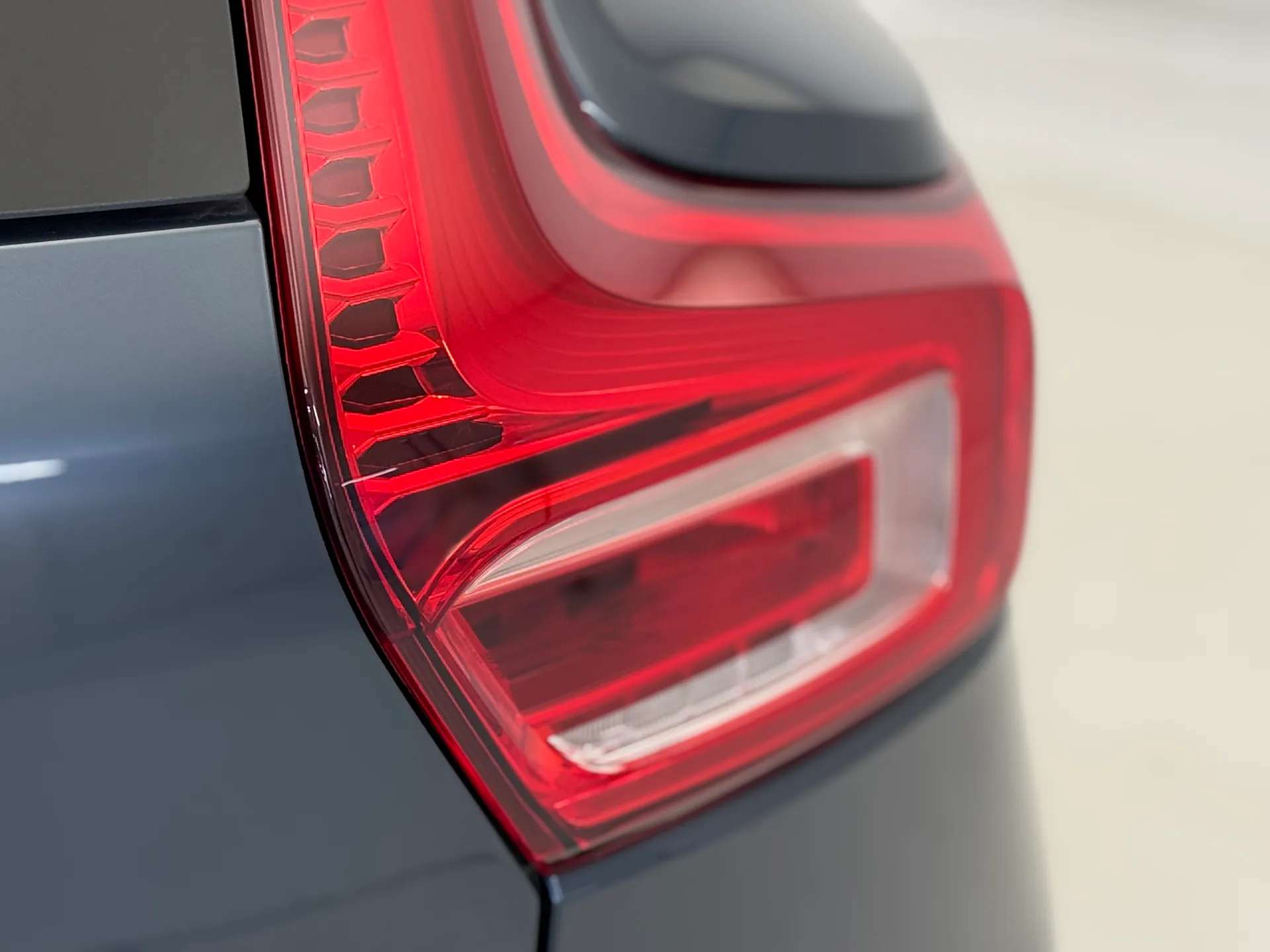 2025 VOLVO XC40 2025 VOLVO XC40