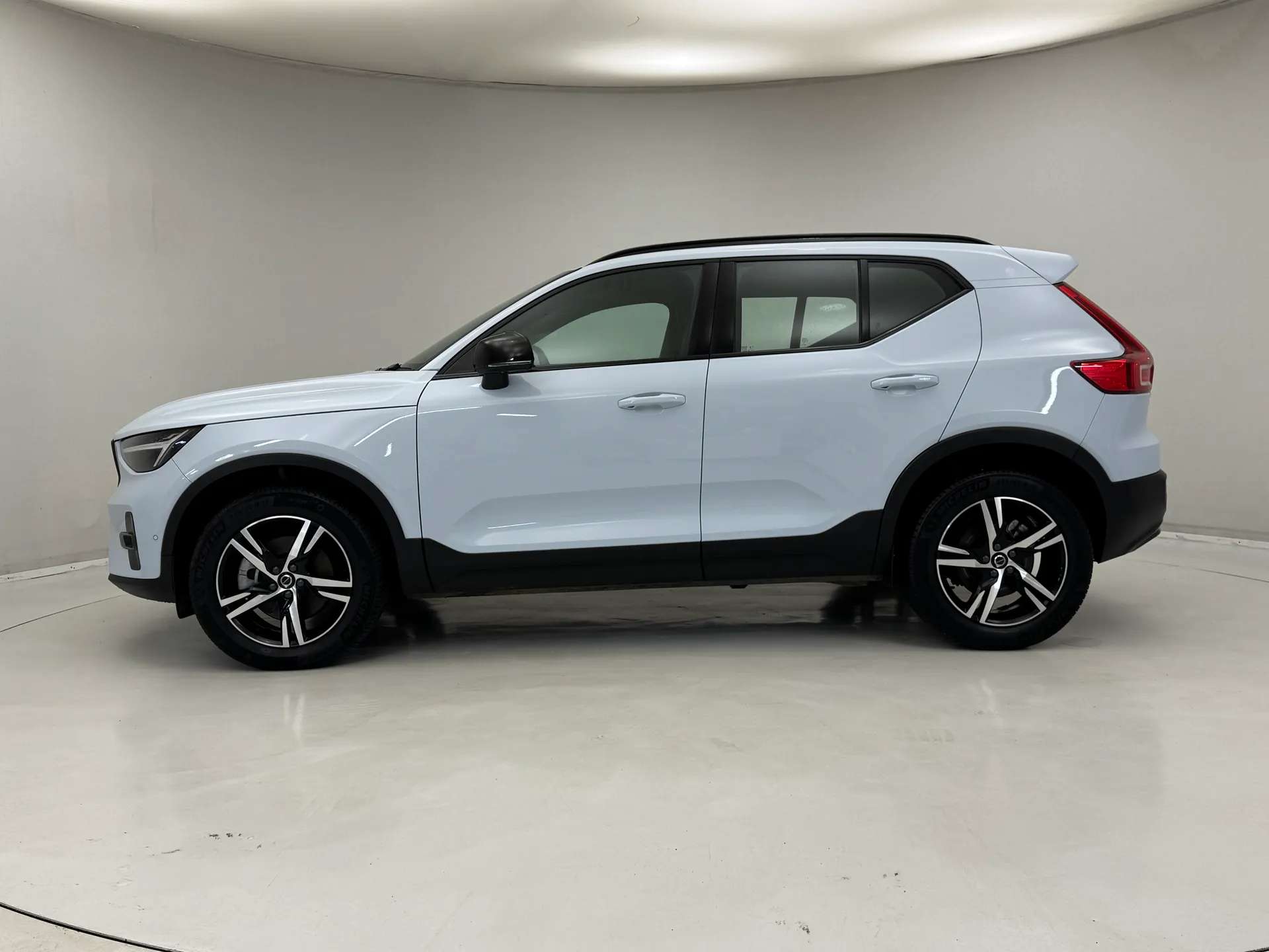 A 2023 VOLVO XC40 2.0 B3P Plus Dark 5dr Auto A 2023 VOLVO XC40 2.0 B3P Plus Dark 5dr Auto