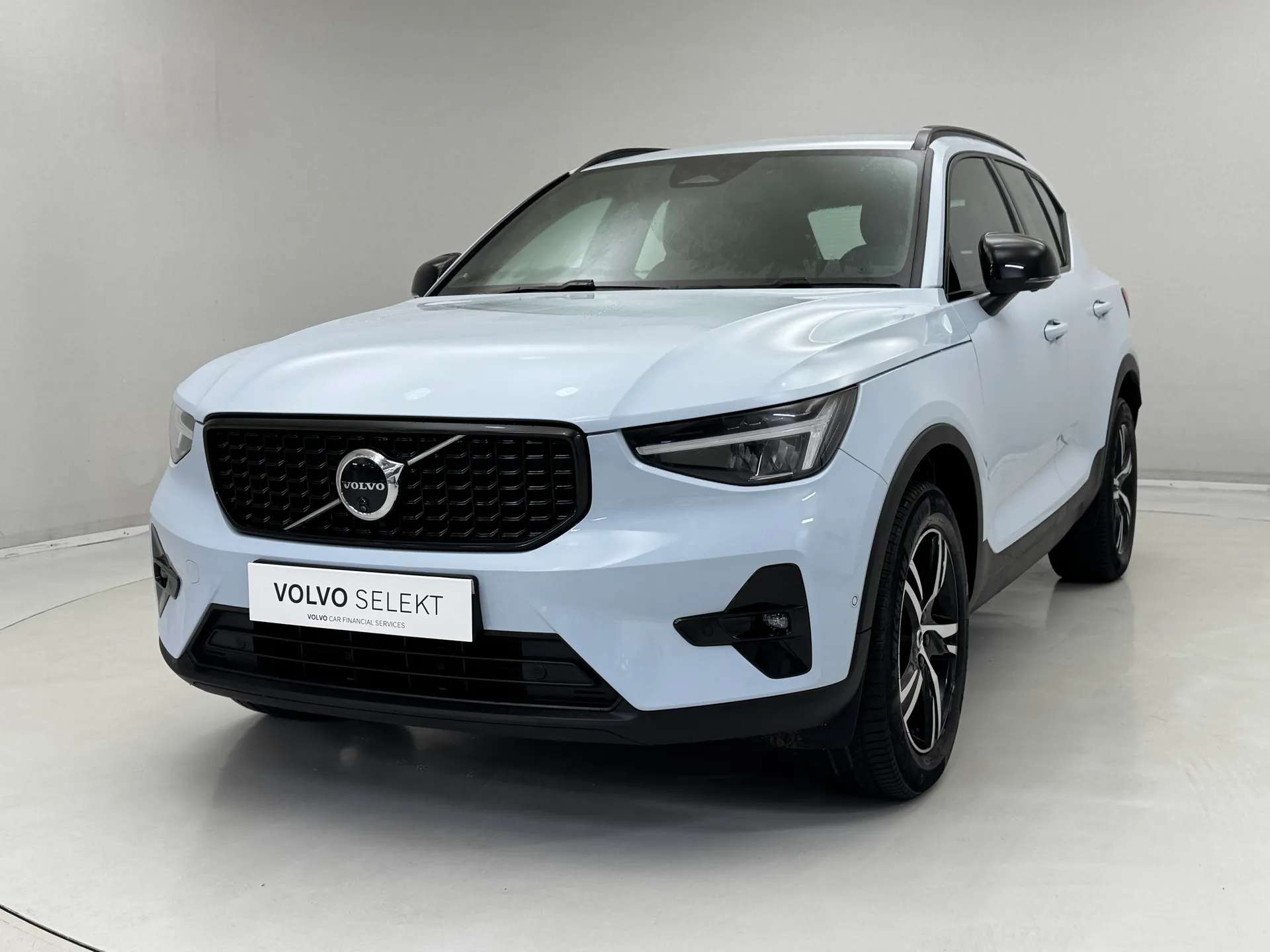 A 2023 VOLVO XC40 2.0 B3P Plus Dark 5dr Auto A 2023 VOLVO XC40 2.0 B3P Plus Dark 5dr Auto
