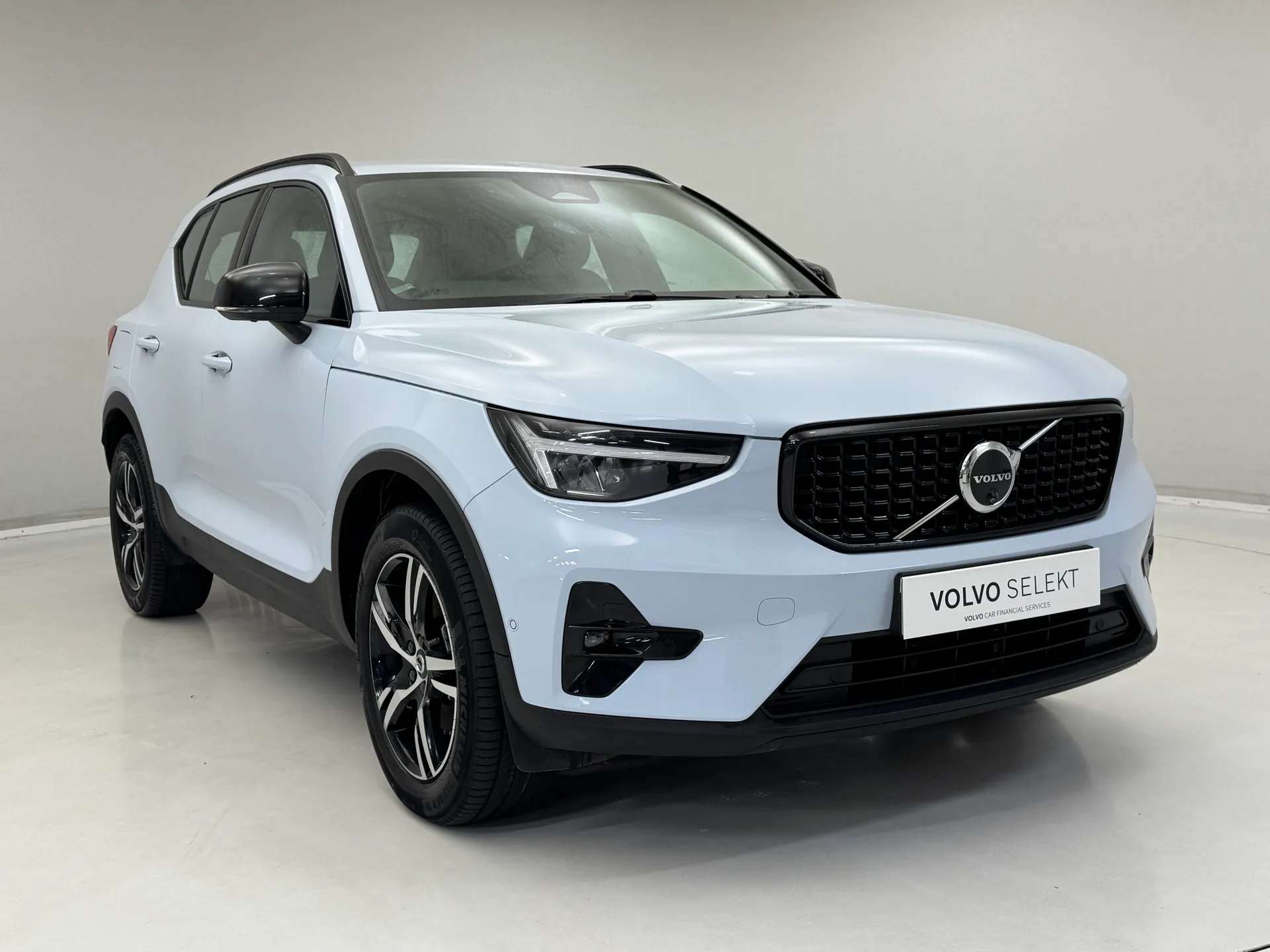 A 2023 VOLVO XC40 2.0 B3P Plus Dark 5dr Auto A 2023 VOLVO XC40 2.0 B3P Plus Dark 5dr Auto