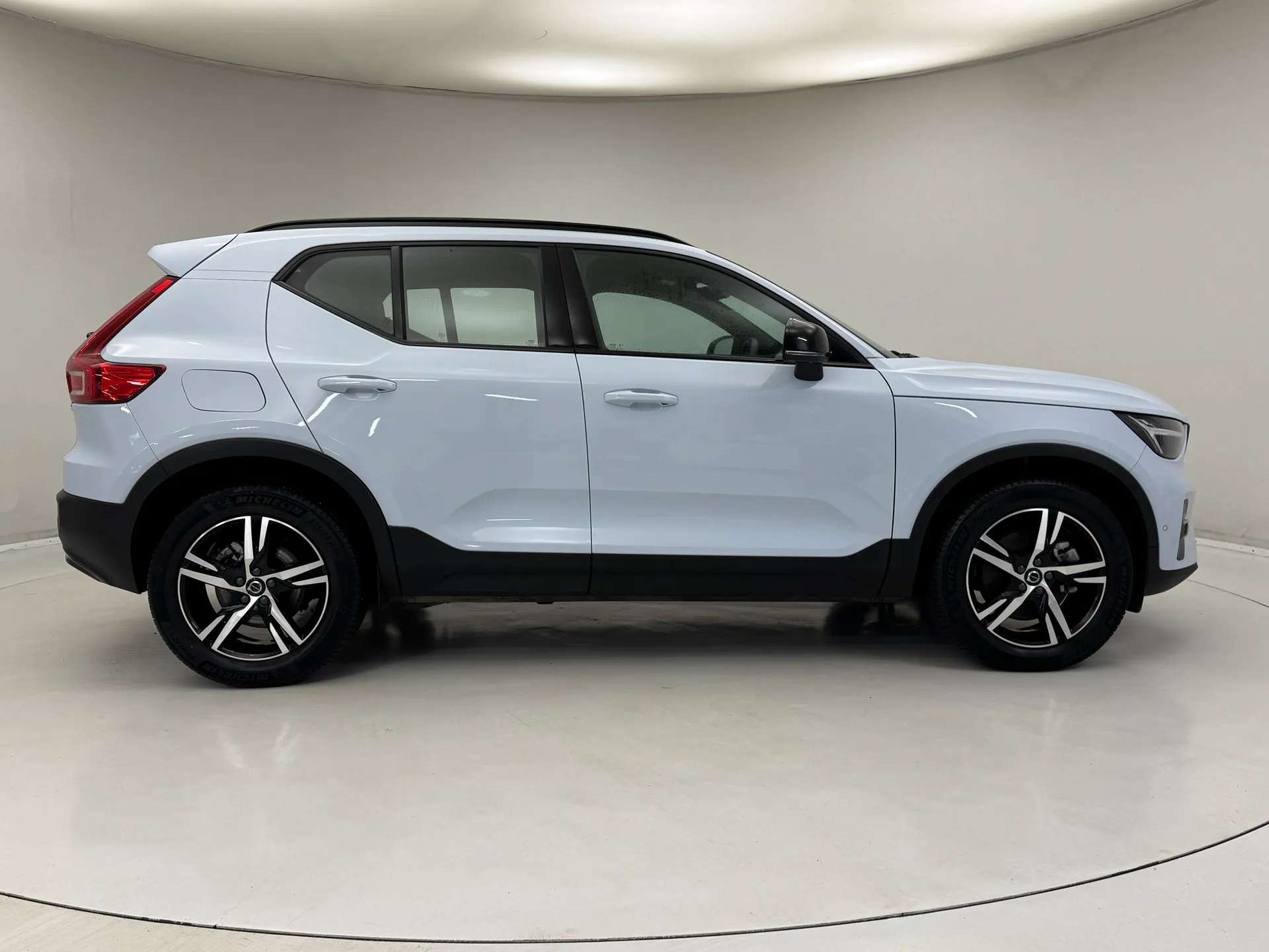 2023 VOLVO XC40 2023 VOLVO XC40