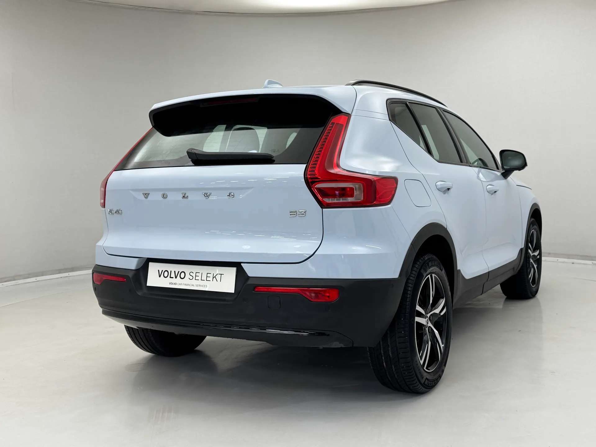 2023 VOLVO XC40 2023 VOLVO XC40