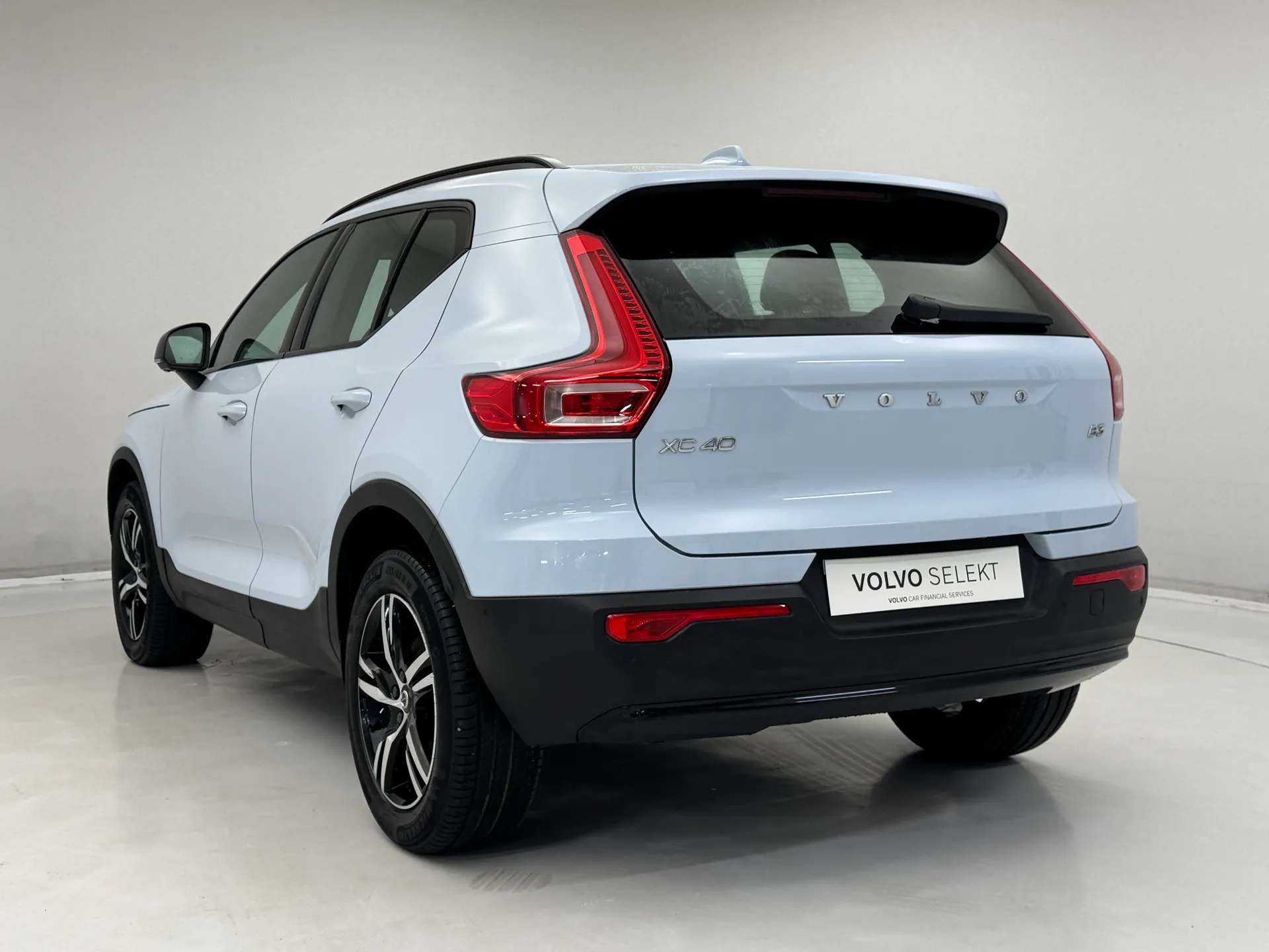 2023 VOLVO XC40 2023 VOLVO XC40