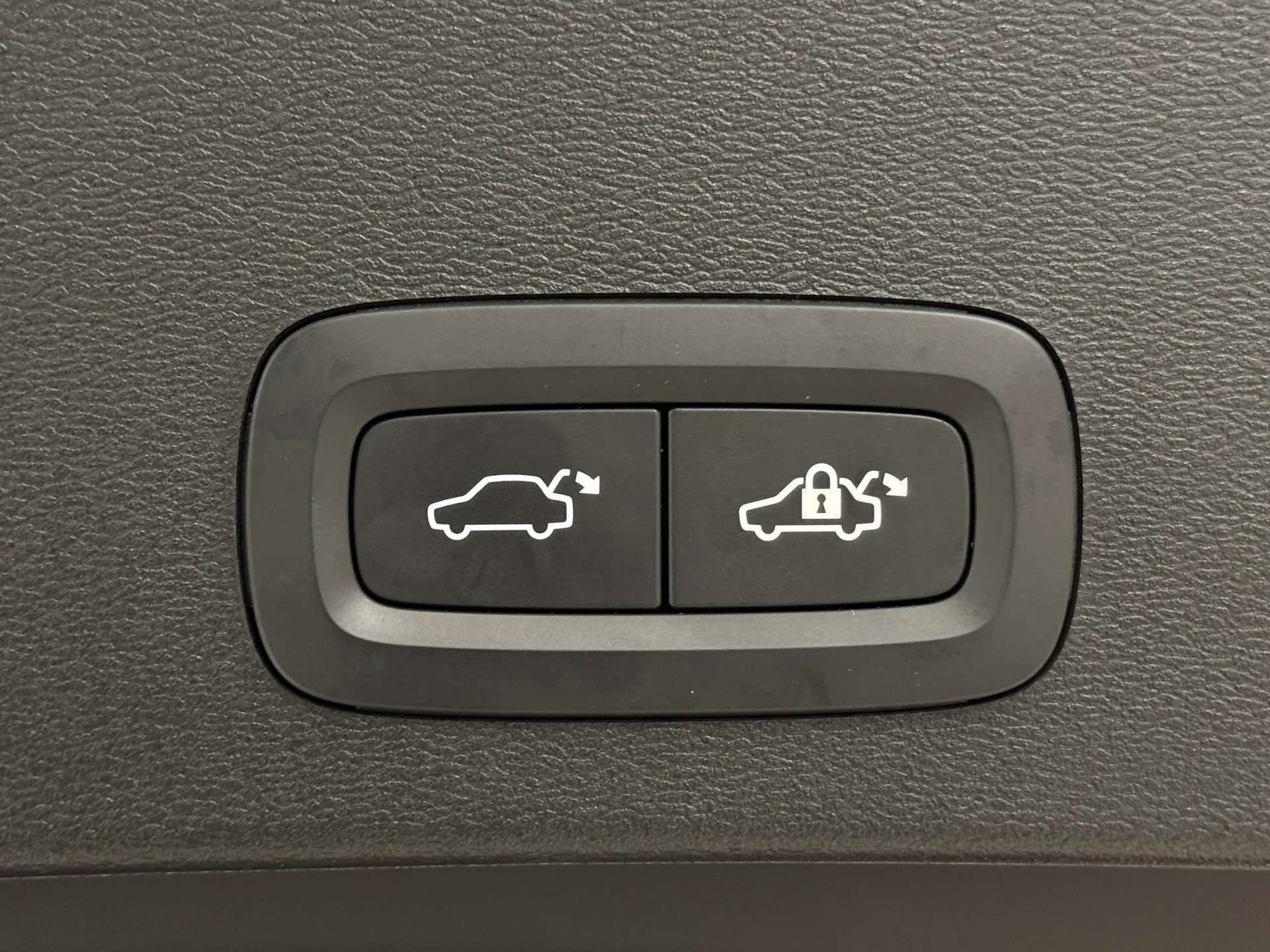 2023 VOLVO XC40 2023 VOLVO XC40