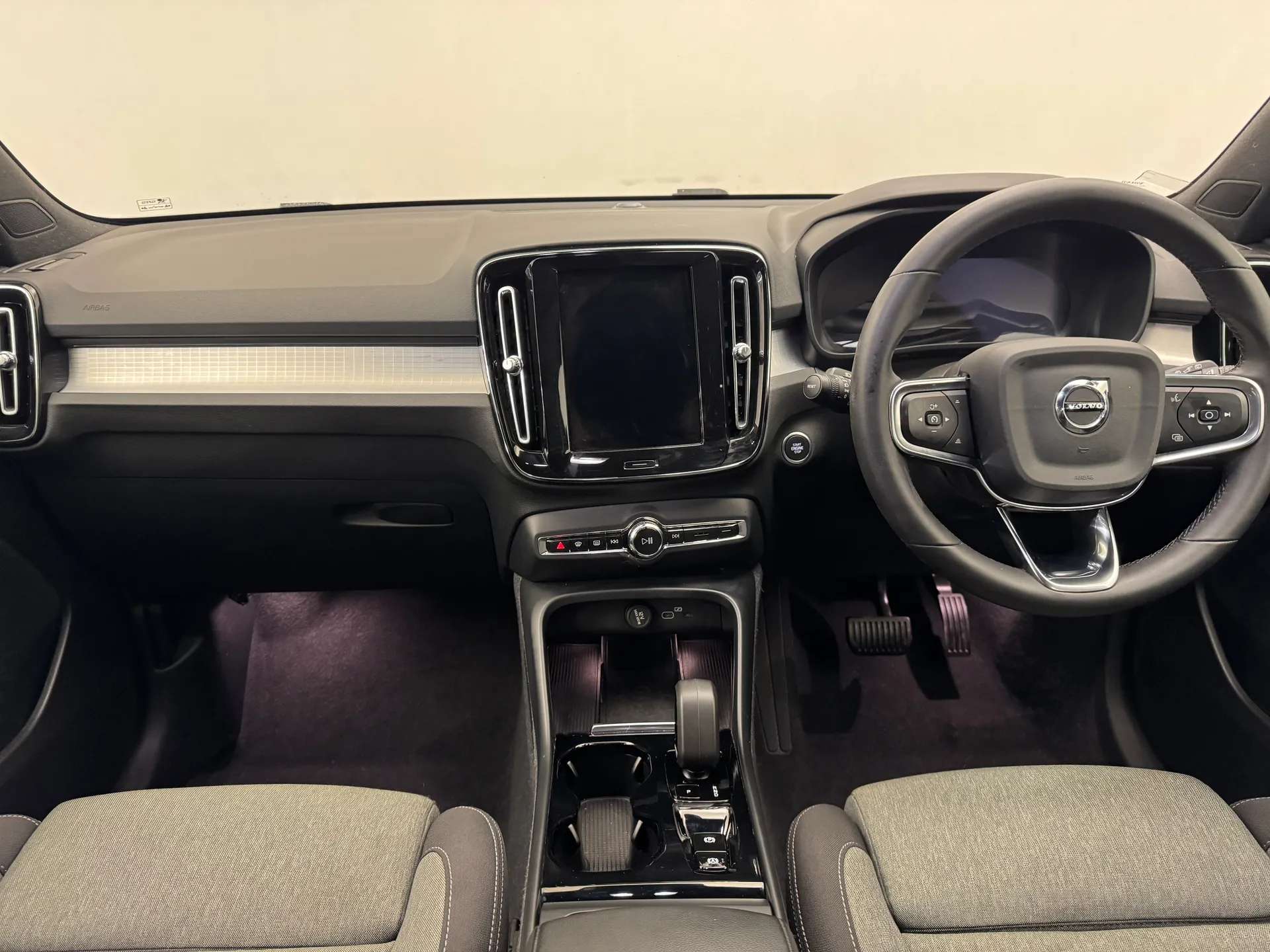 2023 VOLVO XC40 2023 VOLVO XC40