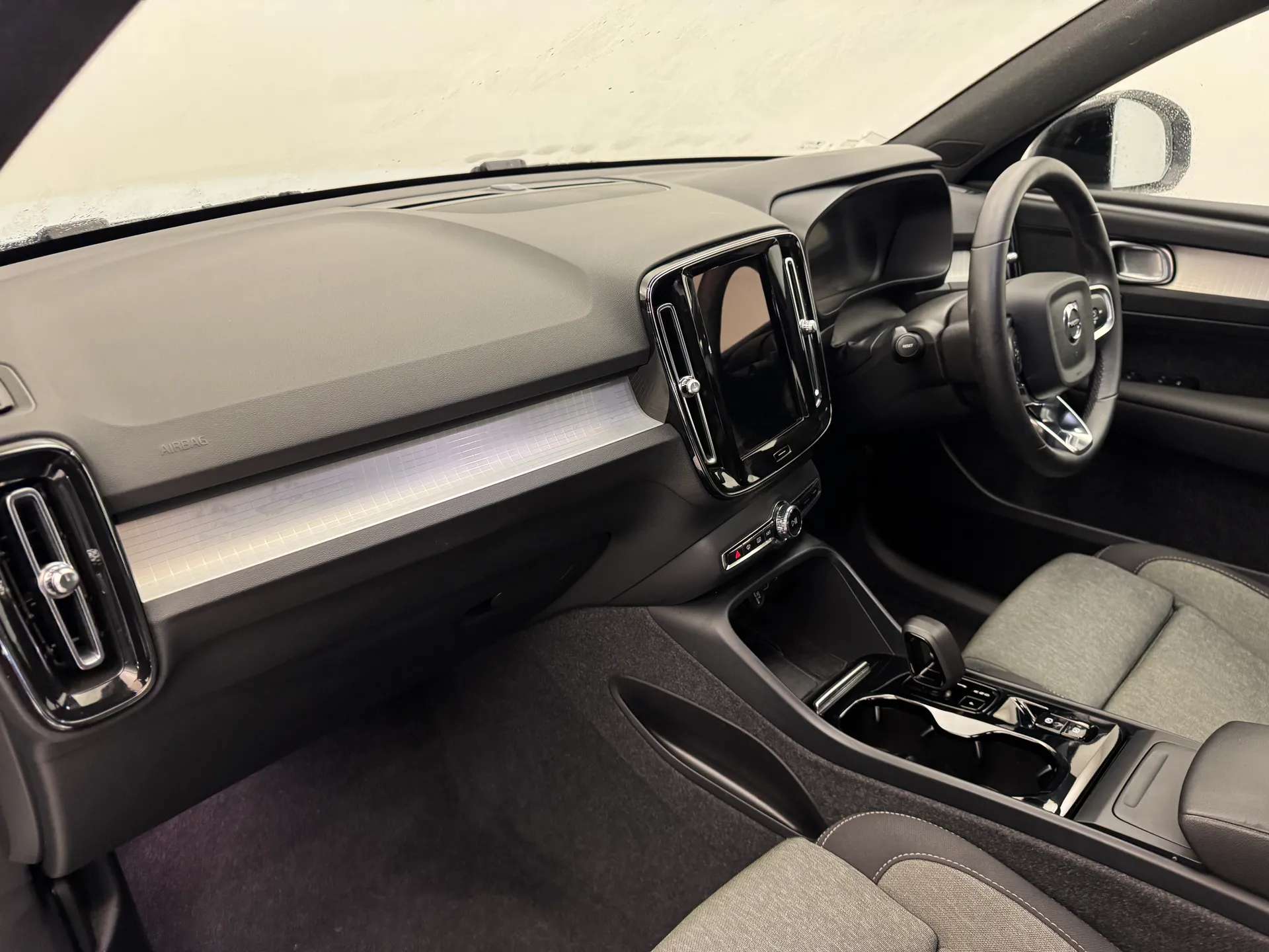 2023 VOLVO XC40 2023 VOLVO XC40