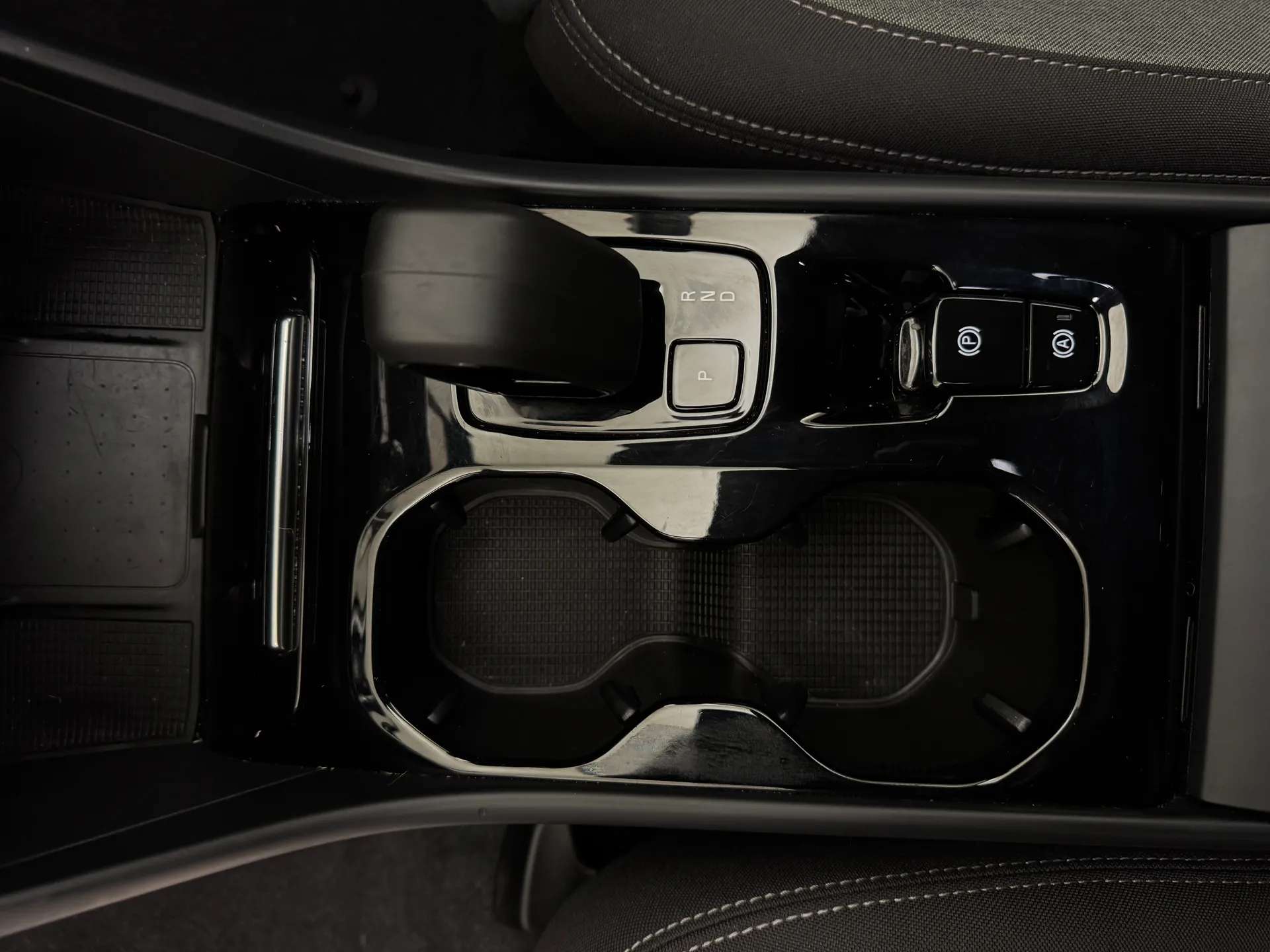 2023 VOLVO XC40 2023 VOLVO XC40