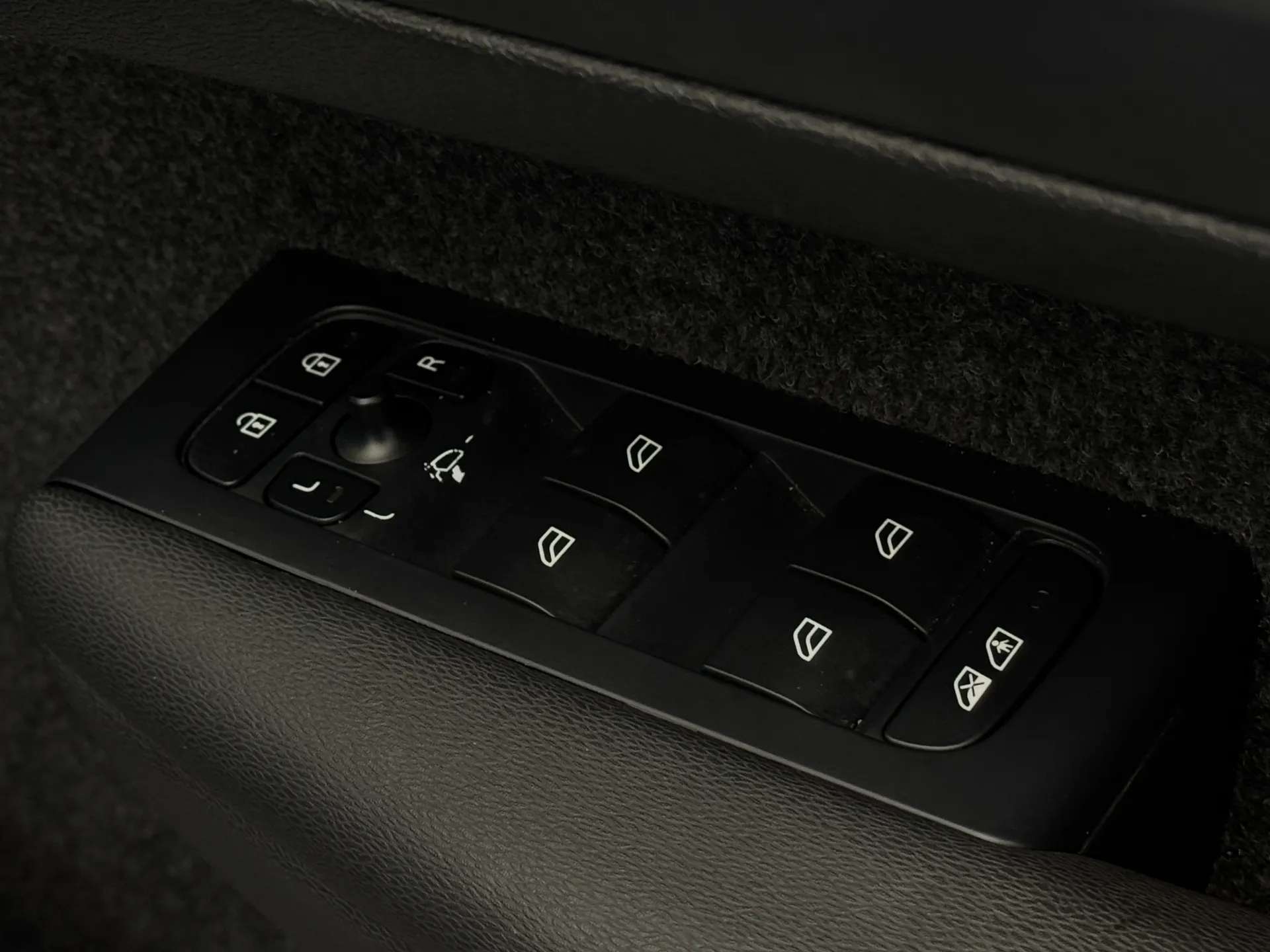 2023 VOLVO XC40 2023 VOLVO XC40