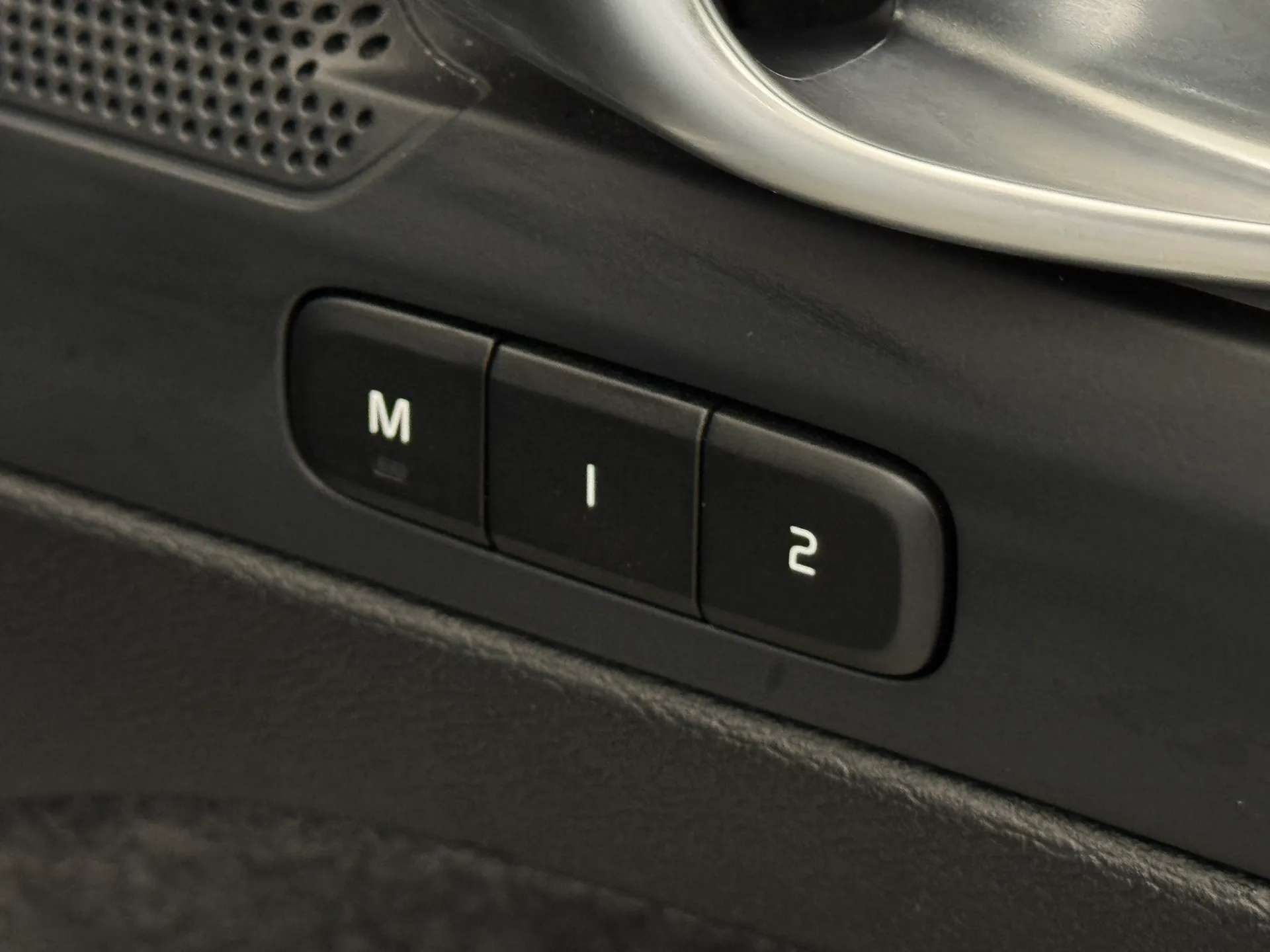 2023 VOLVO XC40 2023 VOLVO XC40