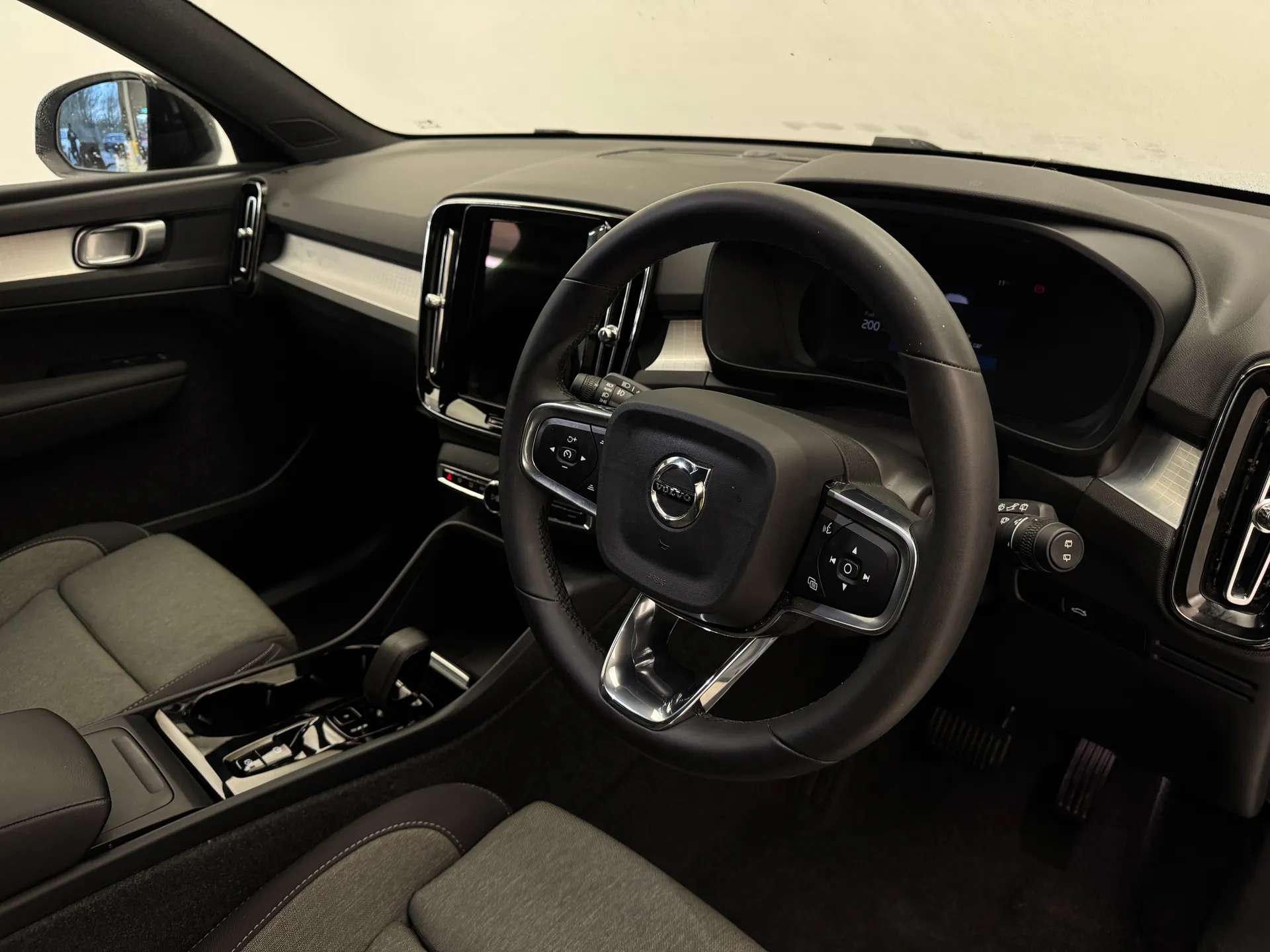 2023 VOLVO XC40 2023 VOLVO XC40