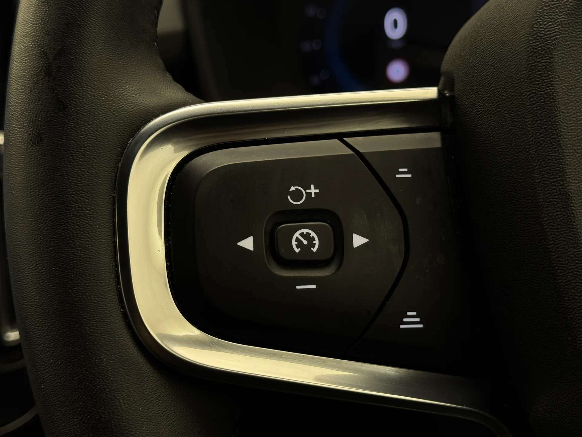 2023 VOLVO XC40 2023 VOLVO XC40