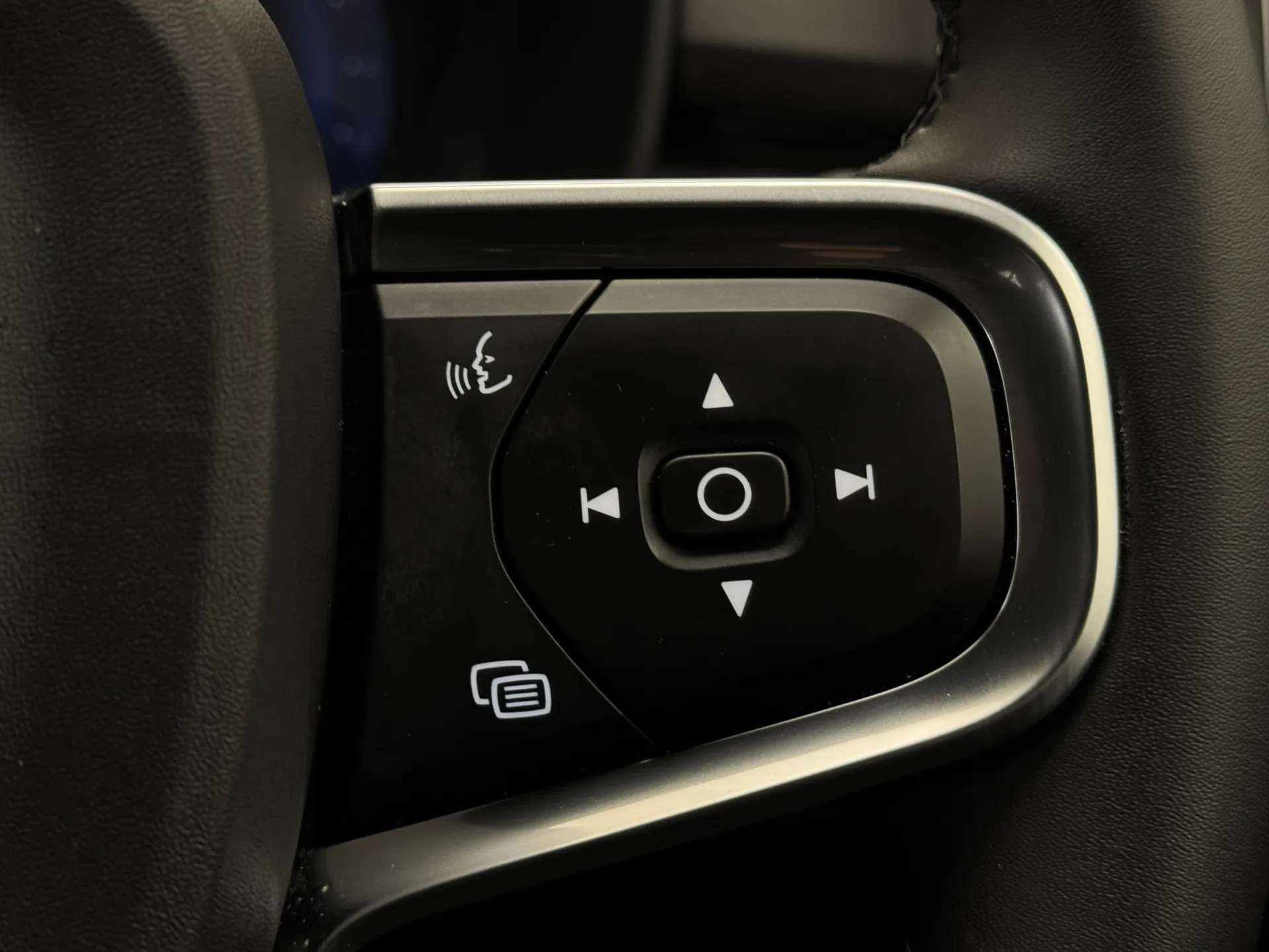 2023 VOLVO XC40 2023 VOLVO XC40