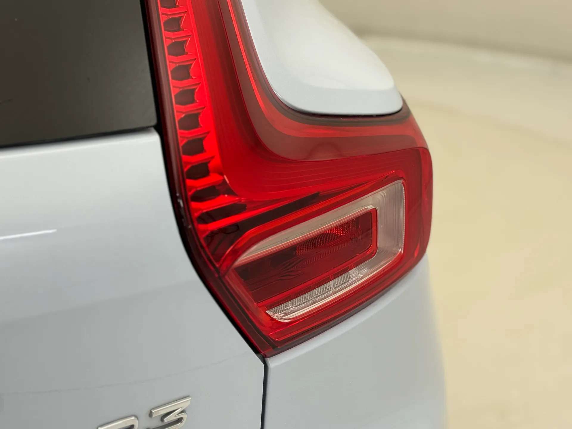 2023 VOLVO XC40 2023 VOLVO XC40