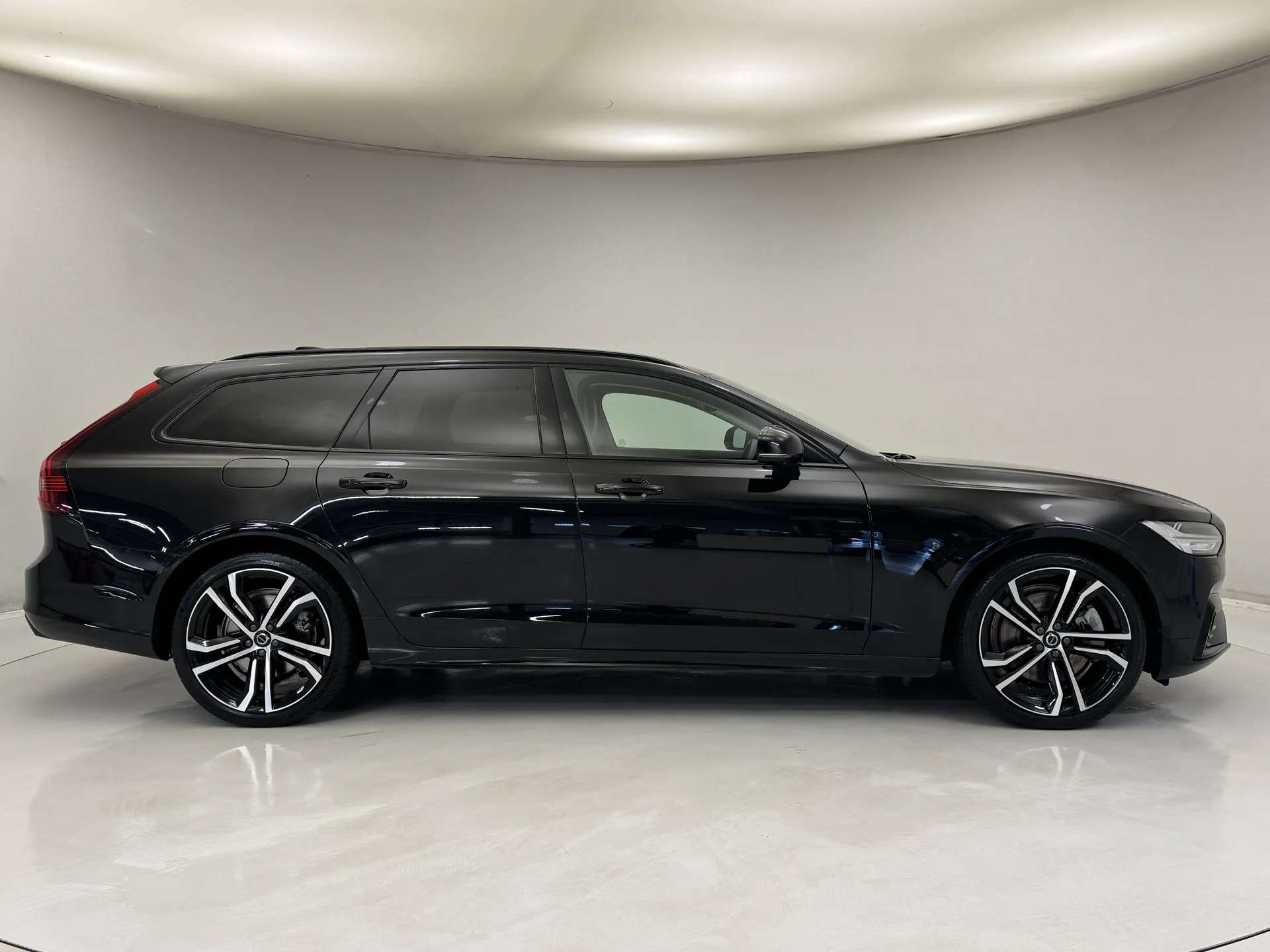 A 2023 VOLVO V90 2.0 B5P Ultimate Dark 5dr Auto A 2023 VOLVO V90 2.0 B5P Ultimate Dark 5dr Auto
