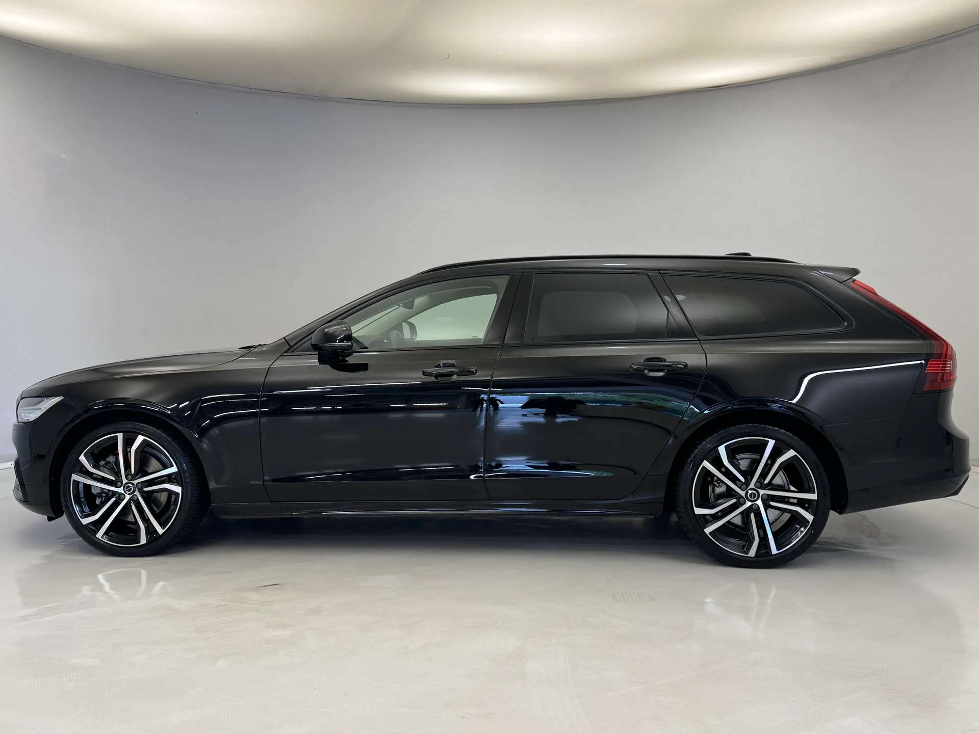 A 2023 VOLVO V90 2.0 B5P Ultimate Dark 5dr Auto A 2023 VOLVO V90 2.0 B5P Ultimate Dark 5dr Auto