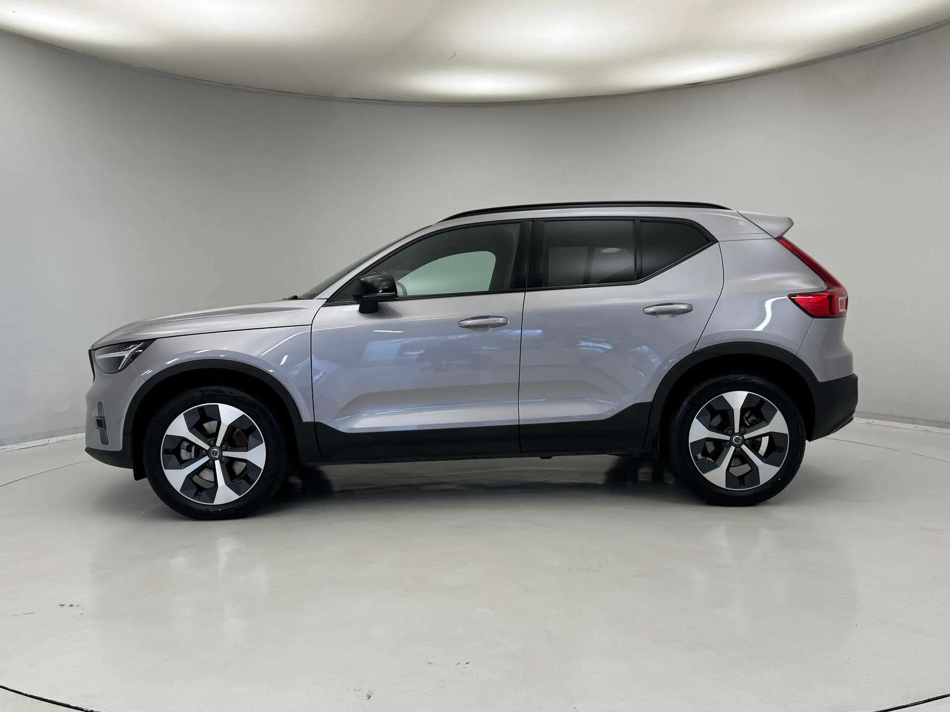 2025 VOLVO XC40 2025 VOLVO XC40