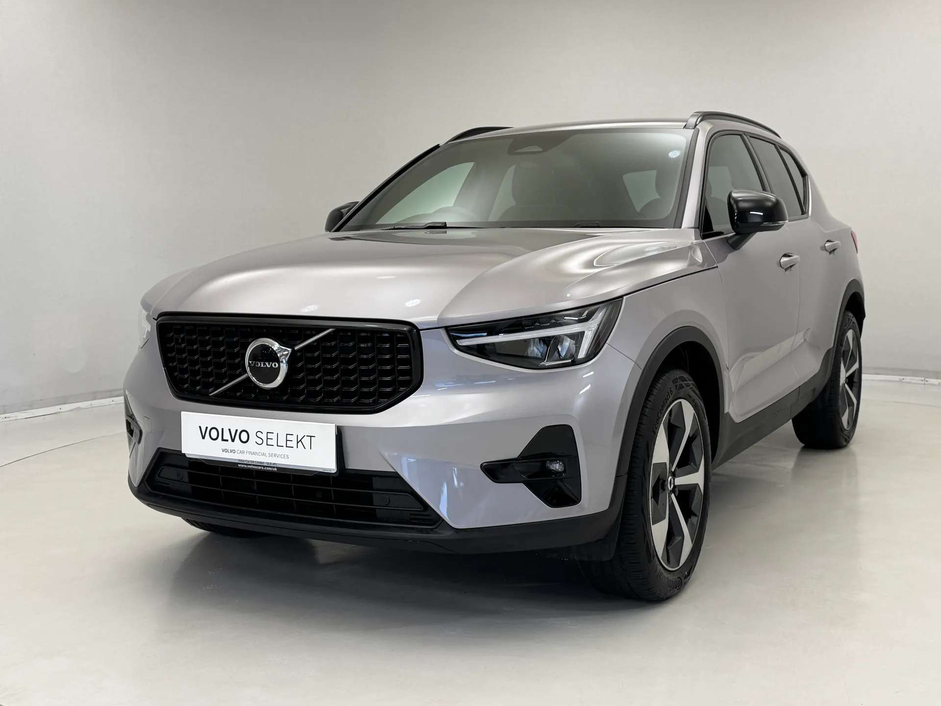A 2025 VOLVO XC40 2.0 B3P Plus Dark 5dr Auto A 2025 VOLVO XC40 2.0 B3P Plus Dark 5dr Auto