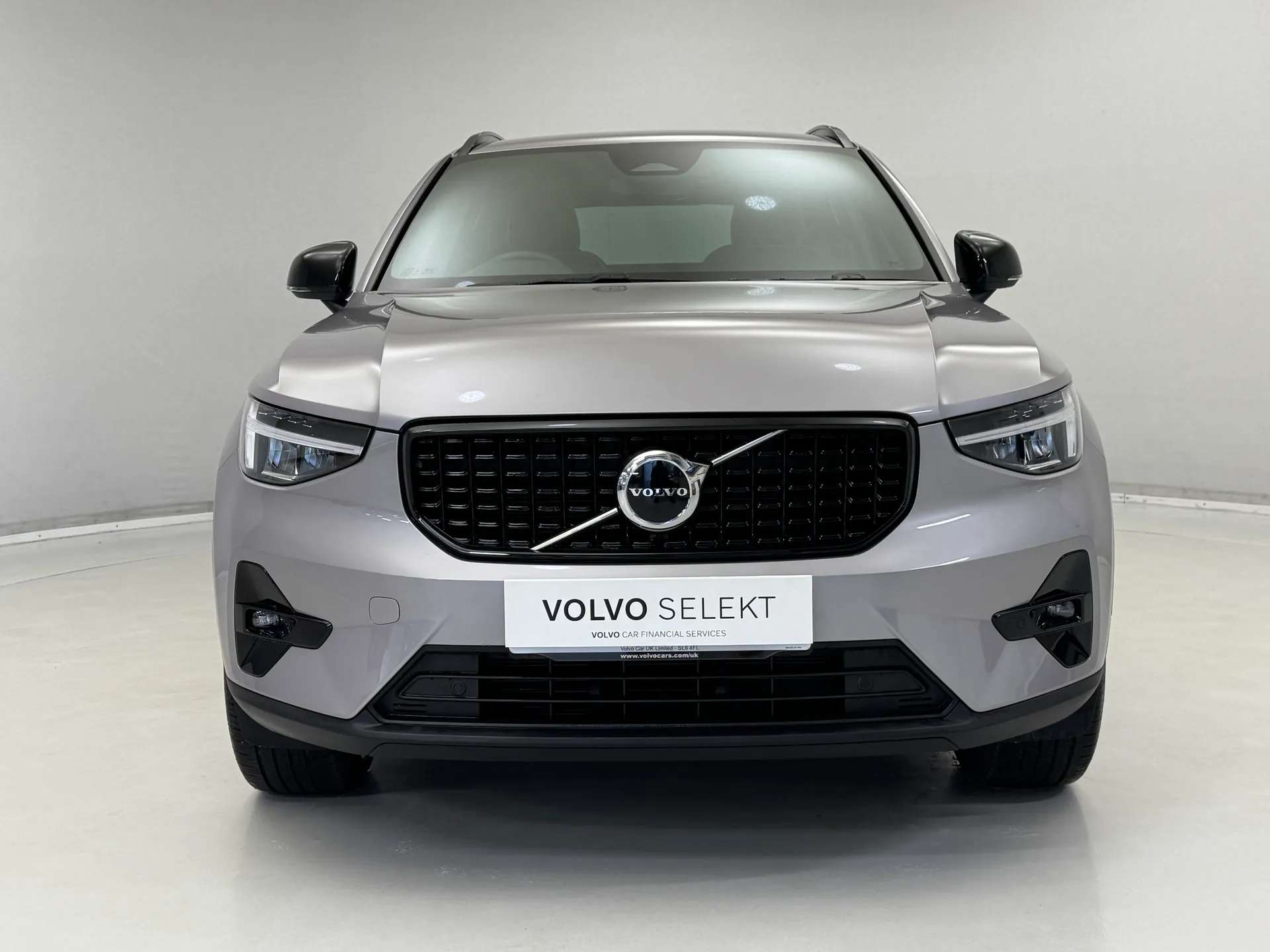 A 2025 VOLVO XC40 2.0 B3P Plus Dark 5dr Auto A 2025 VOLVO XC40 2.0 B3P Plus Dark 5dr Auto