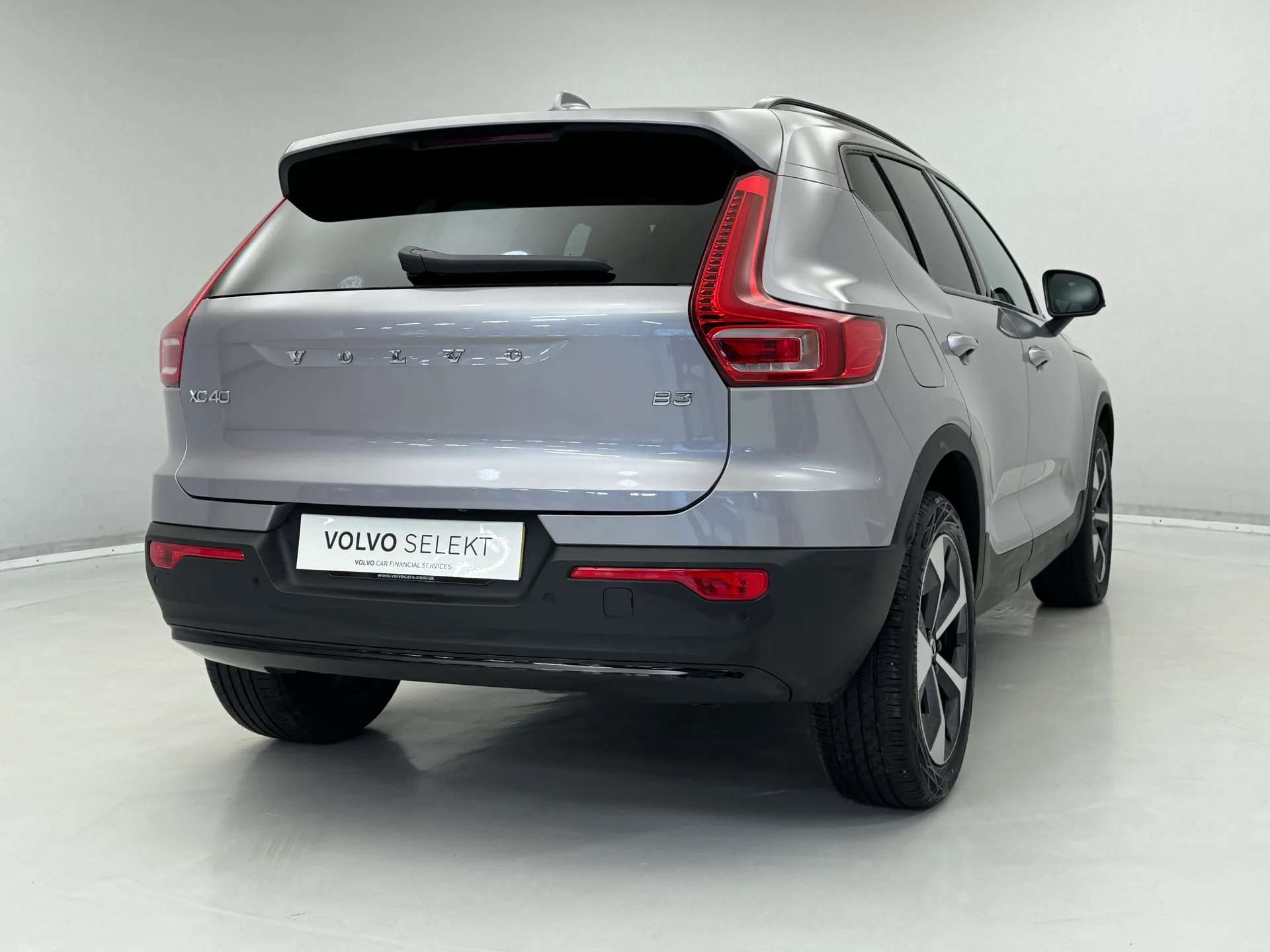 2025 VOLVO XC40 2025 VOLVO XC40