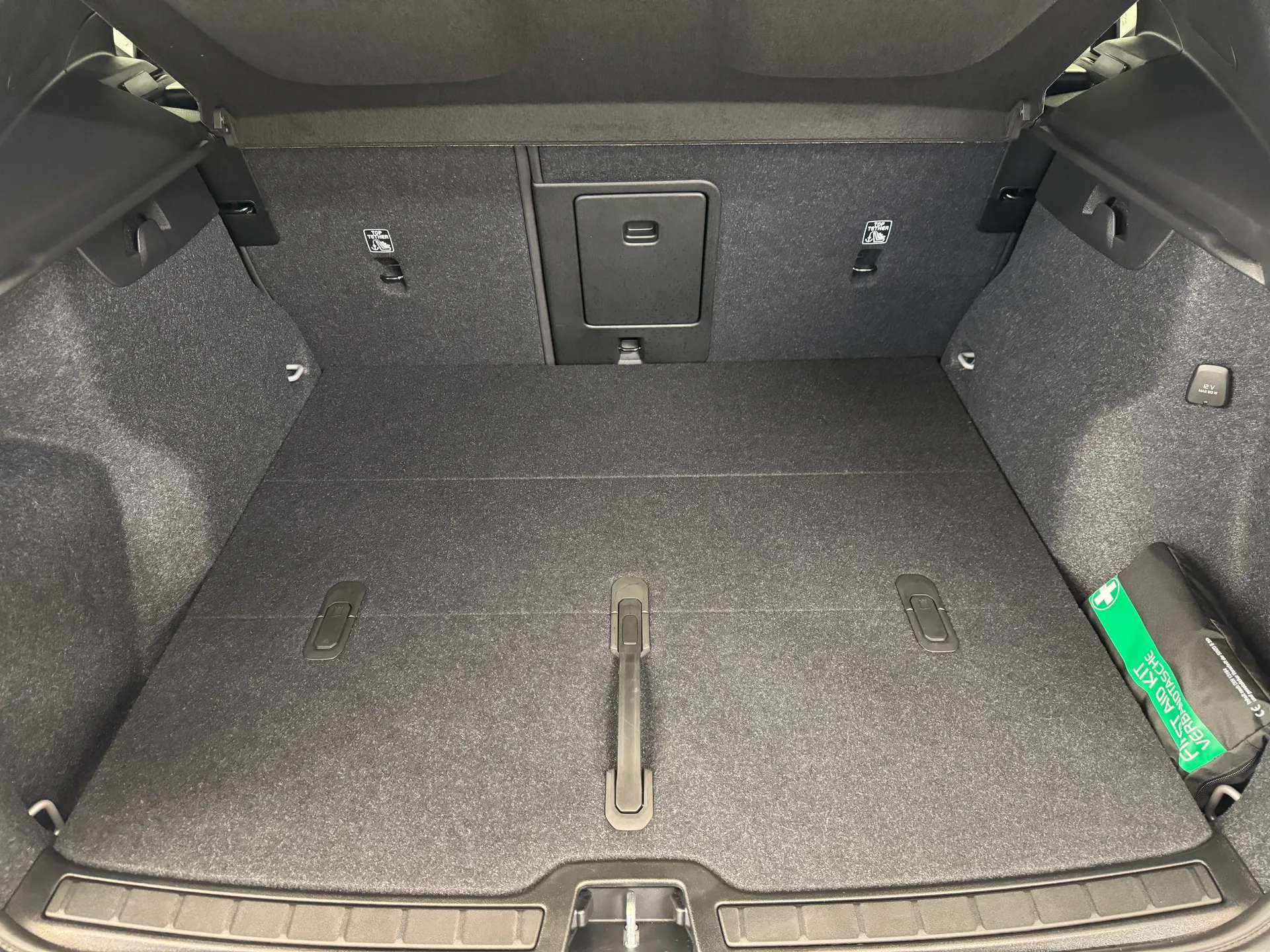 2025 VOLVO XC40 2025 VOLVO XC40