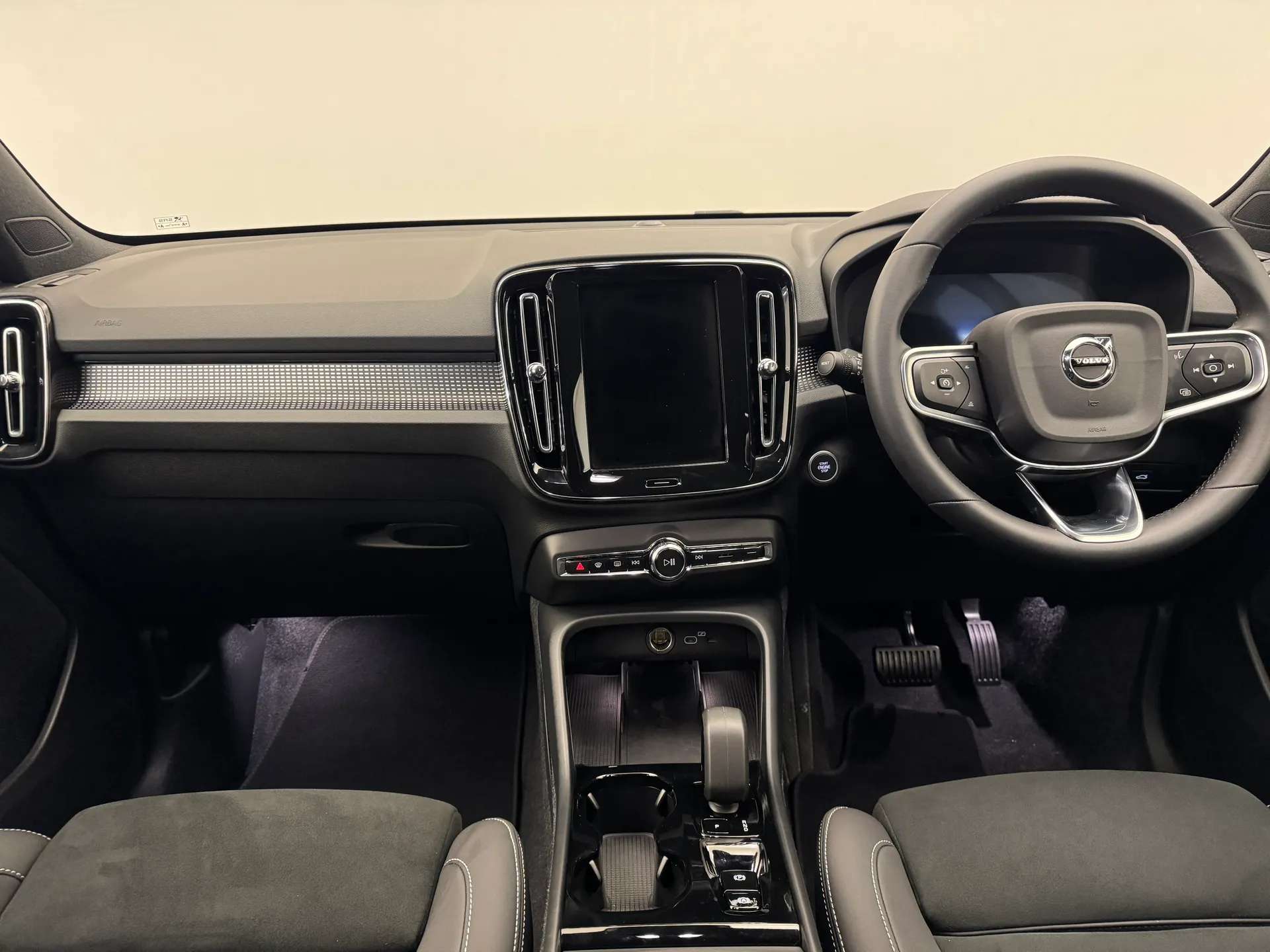 2025 VOLVO XC40 2025 VOLVO XC40