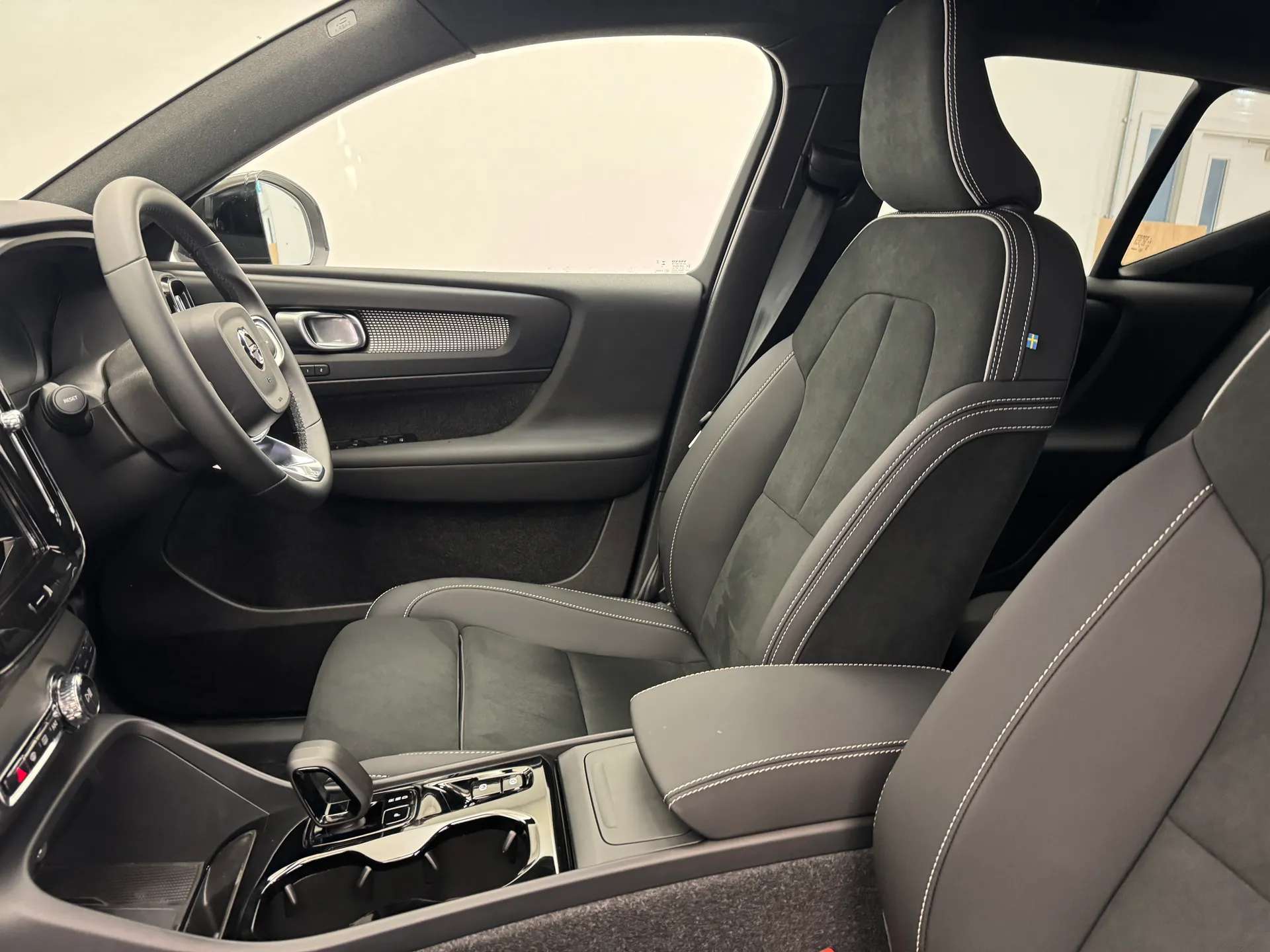 2025 VOLVO XC40 2025 VOLVO XC40
