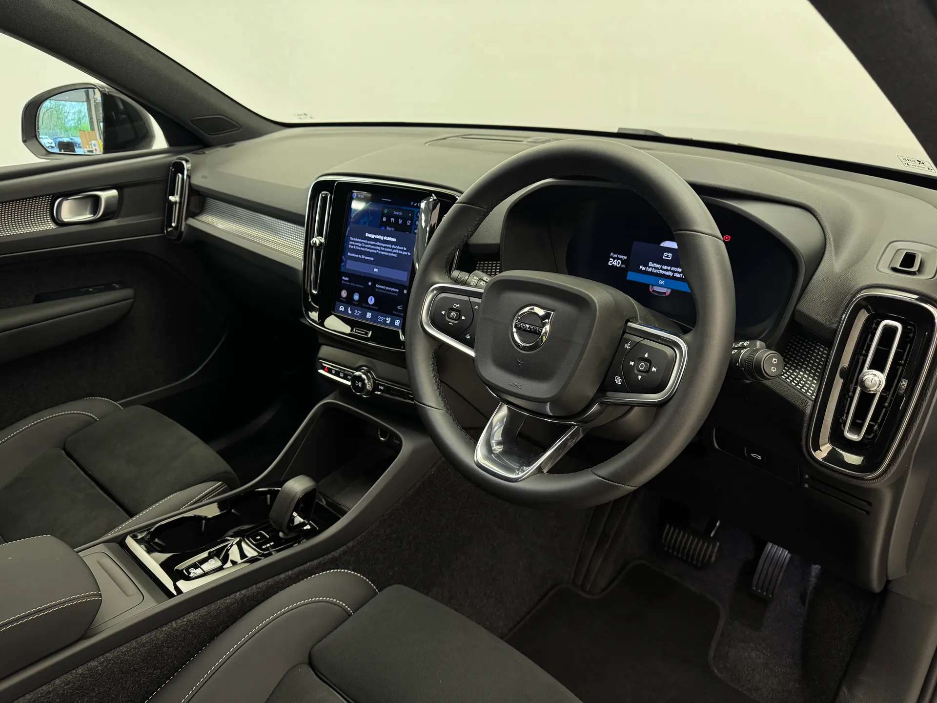 2025 VOLVO XC40 2025 VOLVO XC40