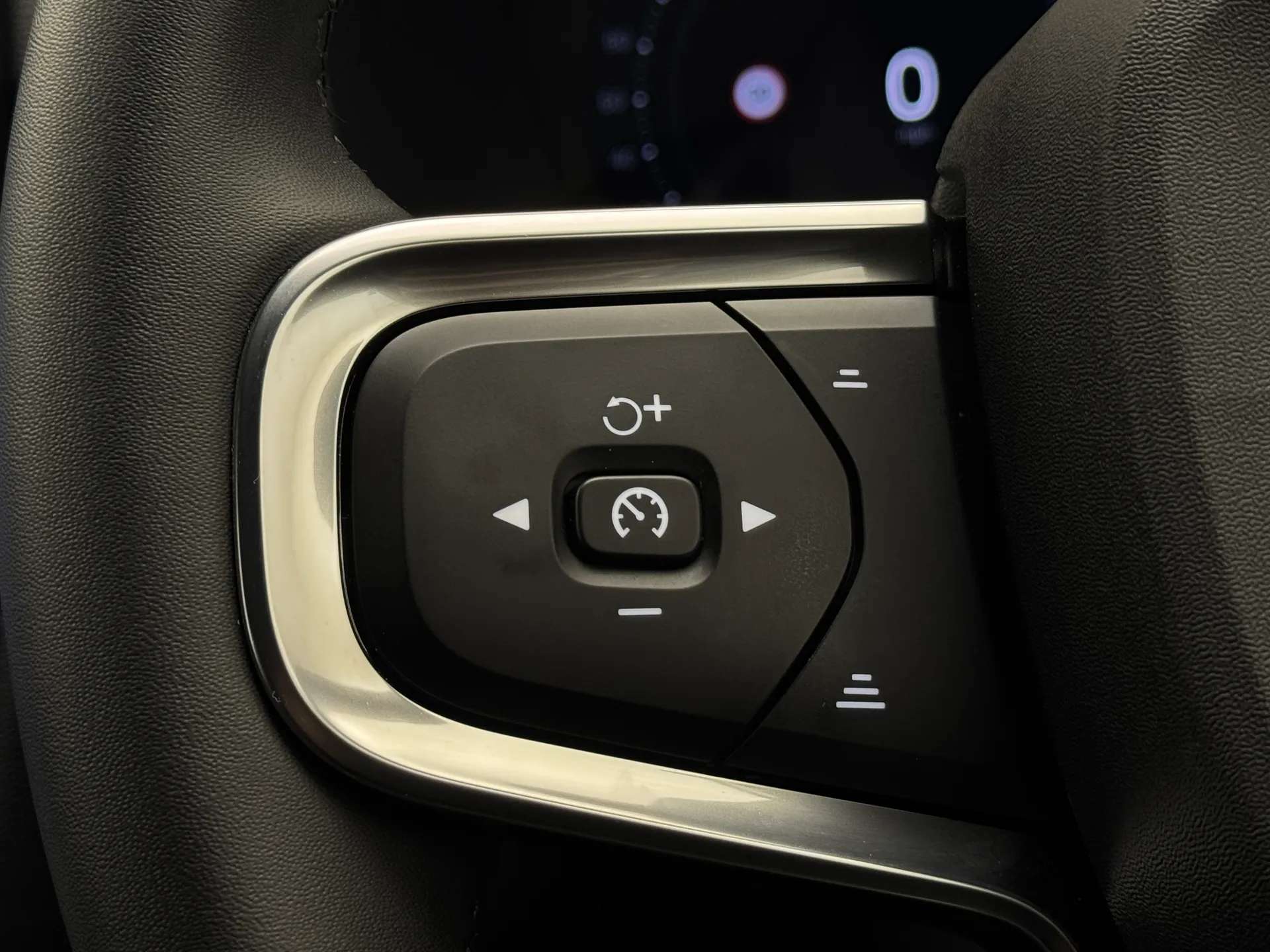 2025 VOLVO XC40 2025 VOLVO XC40