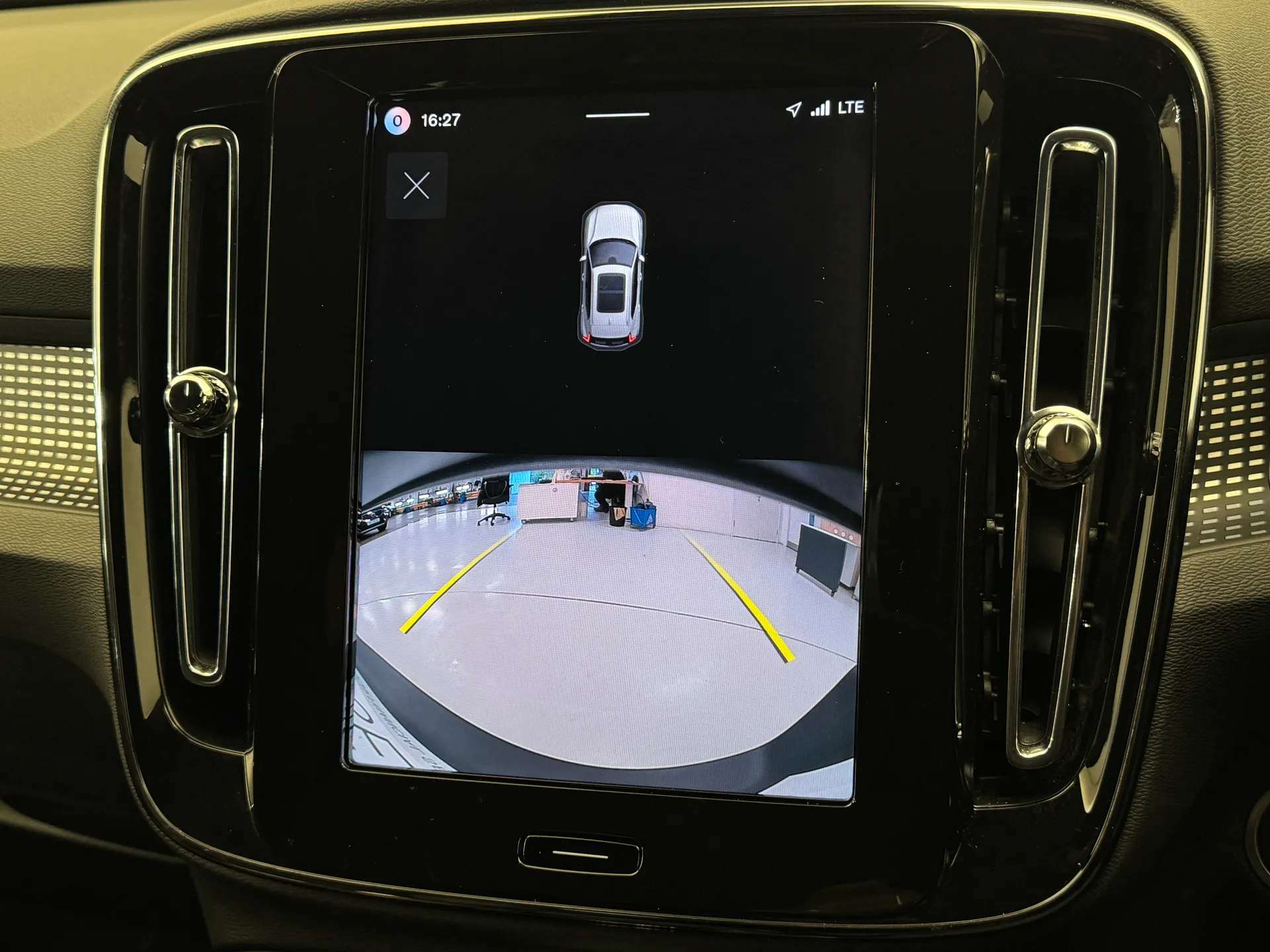 2025 VOLVO XC40 2025 VOLVO XC40