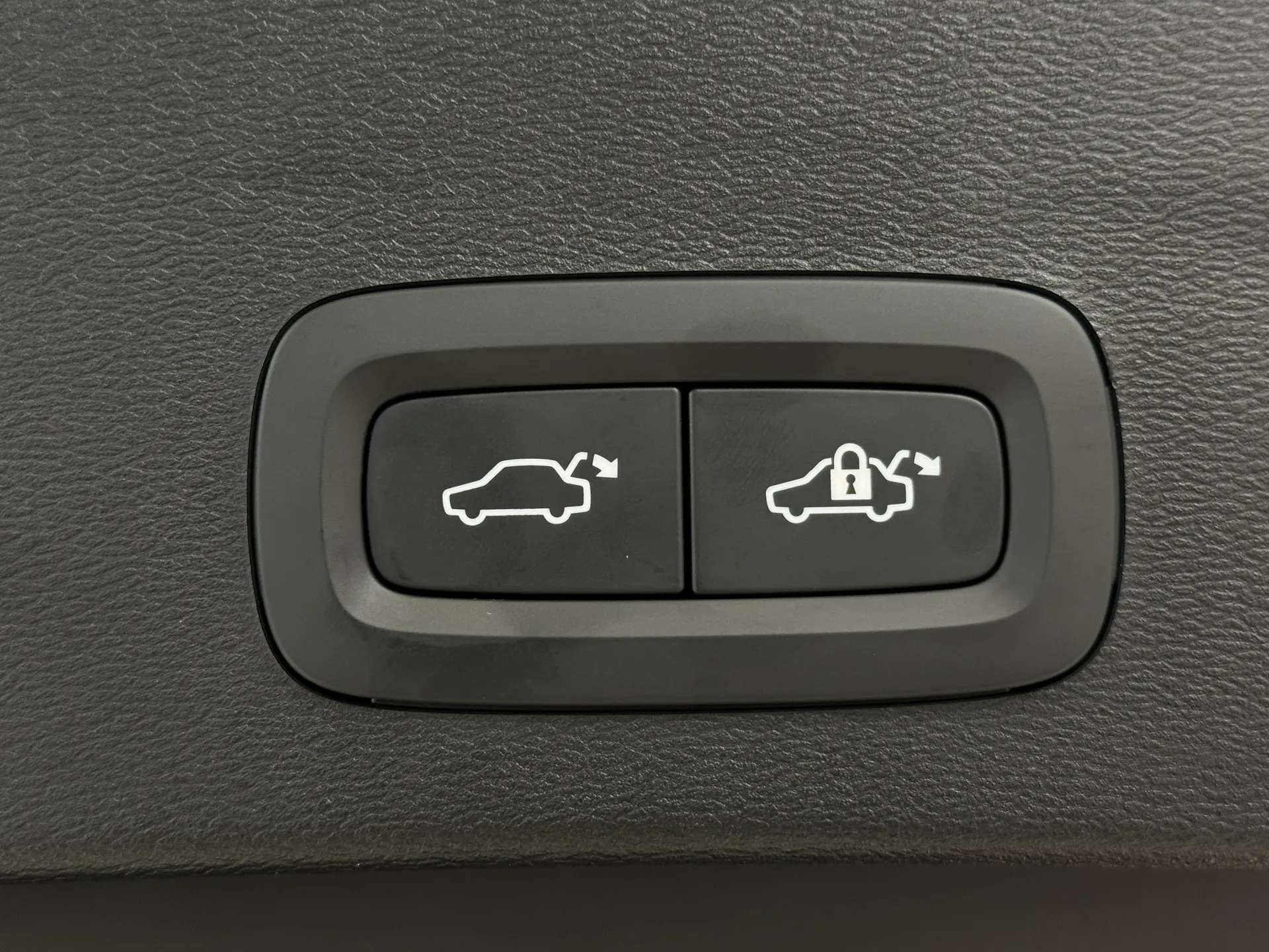 2025 VOLVO XC40 2025 VOLVO XC40