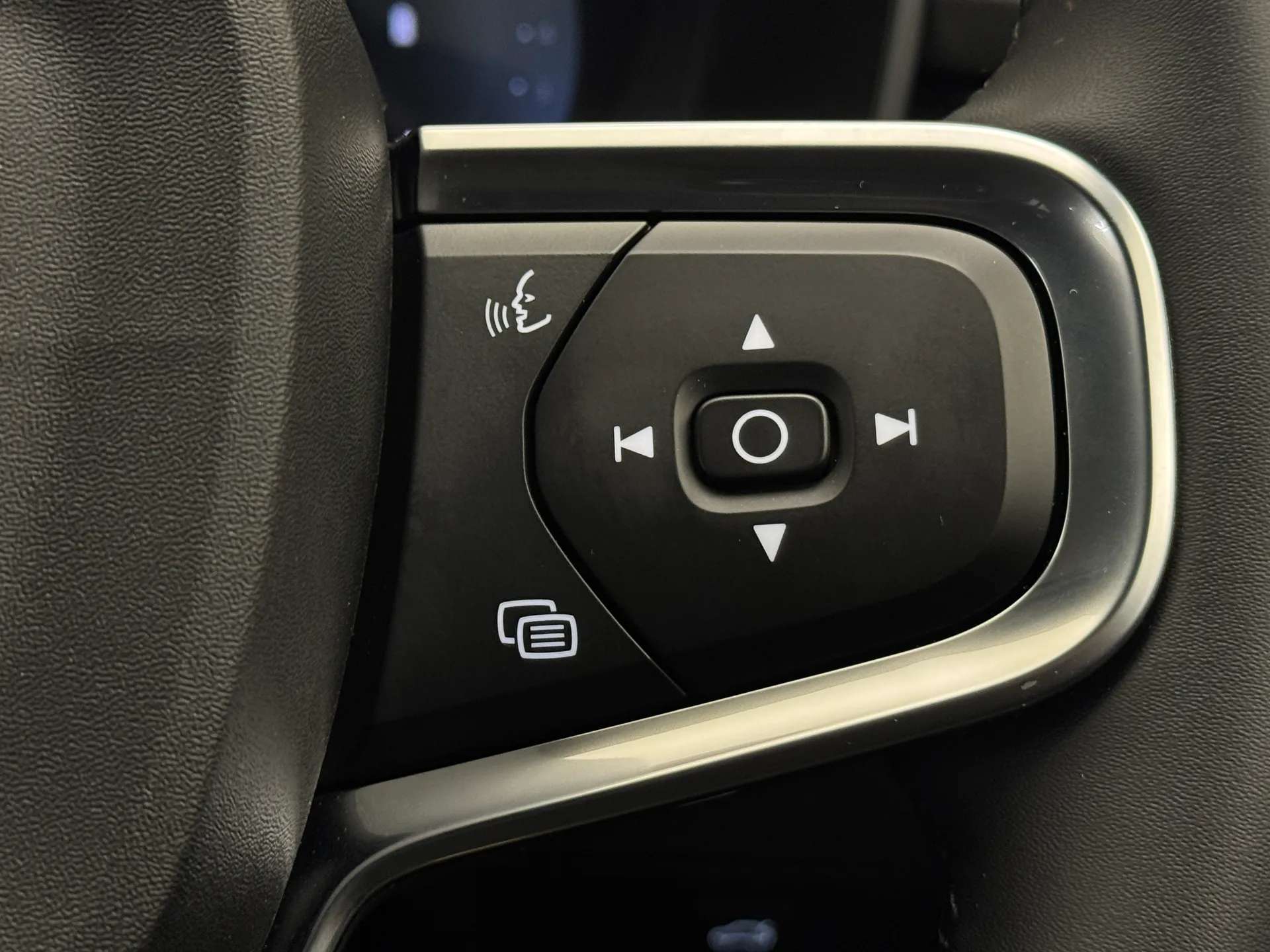 2025 VOLVO XC40 2025 VOLVO XC40