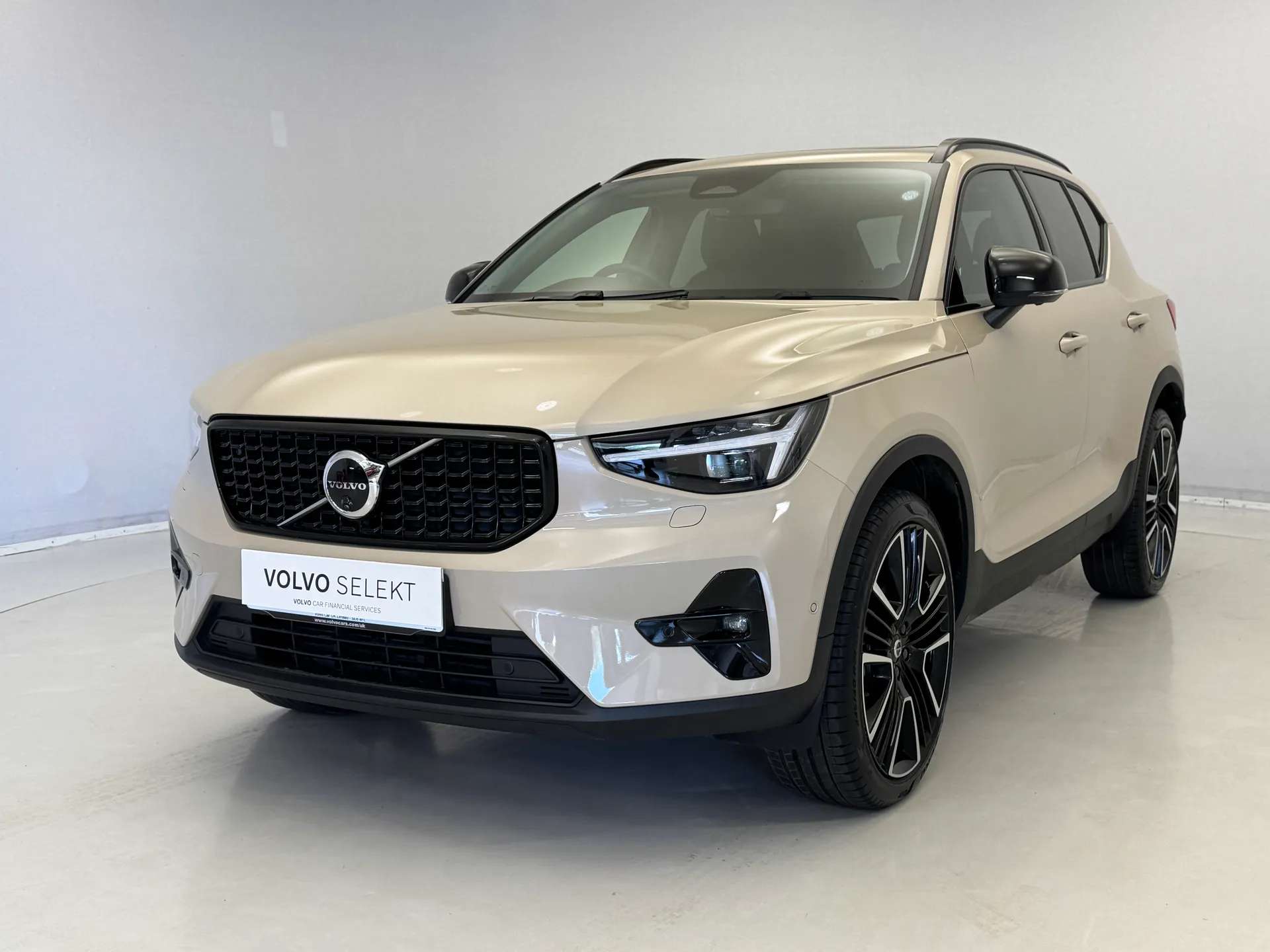 A 2025 VOLVO XC40 2.0 B4P Ultra Dark 5dr Auto A 2025 VOLVO XC40 2.0 B4P Ultra Dark 5dr Auto