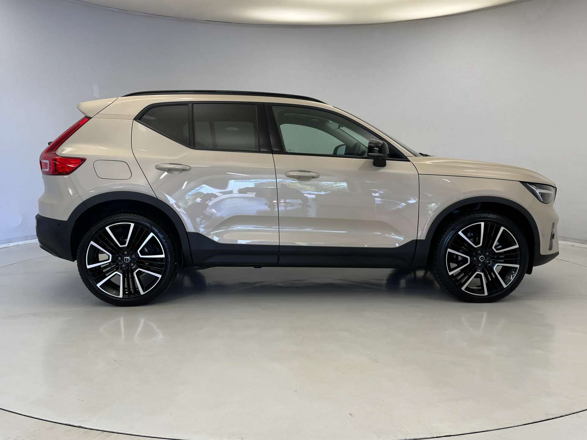 2025 VOLVO XC40 2025 VOLVO XC40