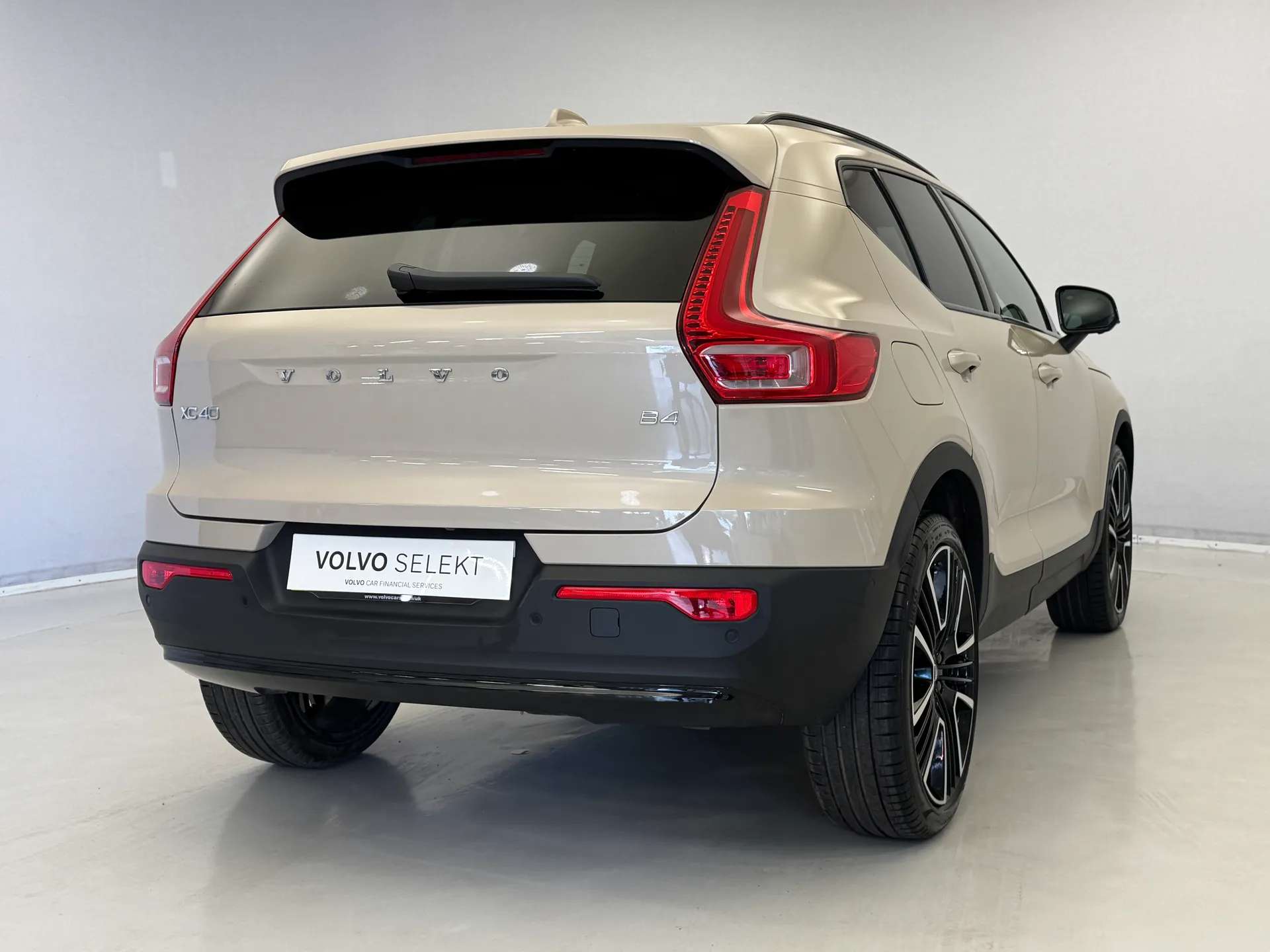 2025 VOLVO XC40 2025 VOLVO XC40