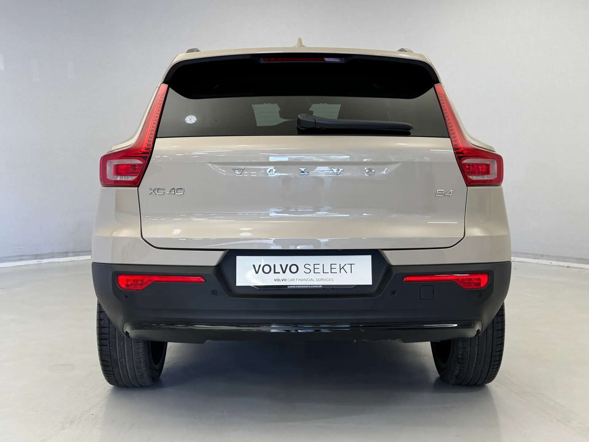 2025 VOLVO XC40 2025 VOLVO XC40