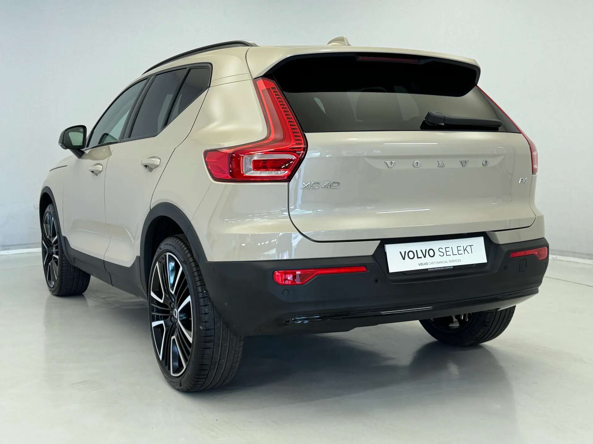 2025 VOLVO XC40 2025 VOLVO XC40