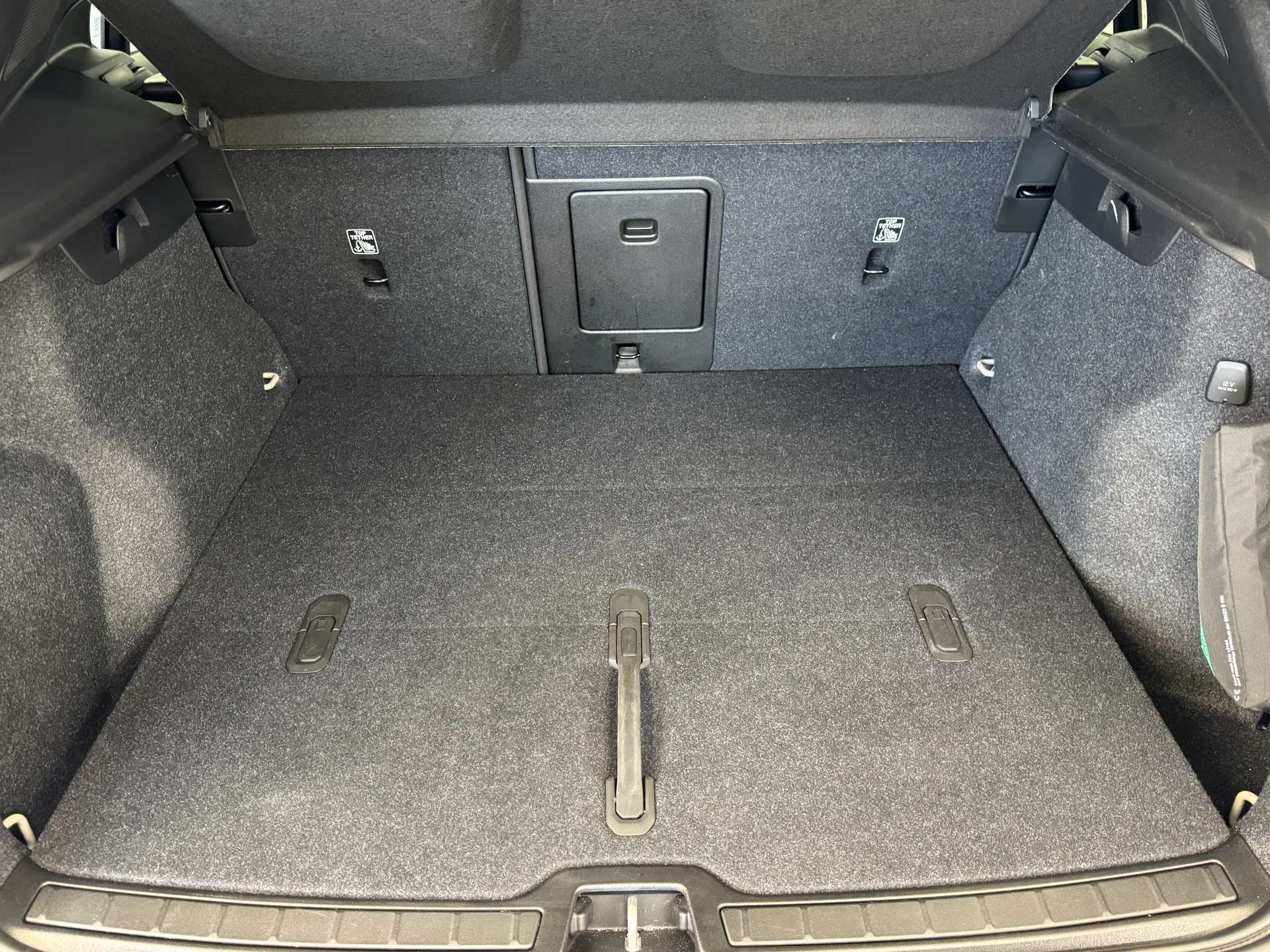 2025 VOLVO XC40 2025 VOLVO XC40