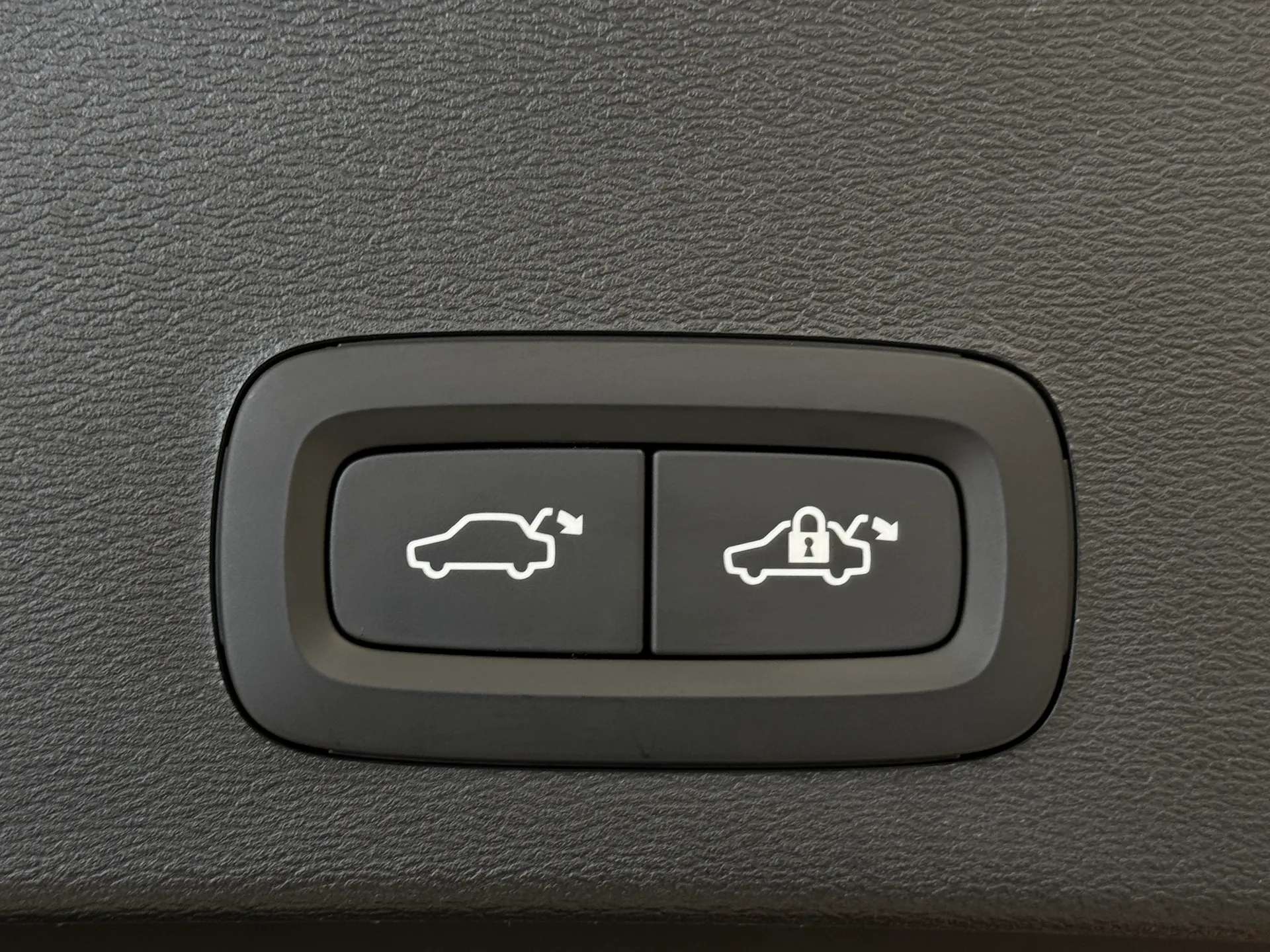 2025 VOLVO XC40 2025 VOLVO XC40