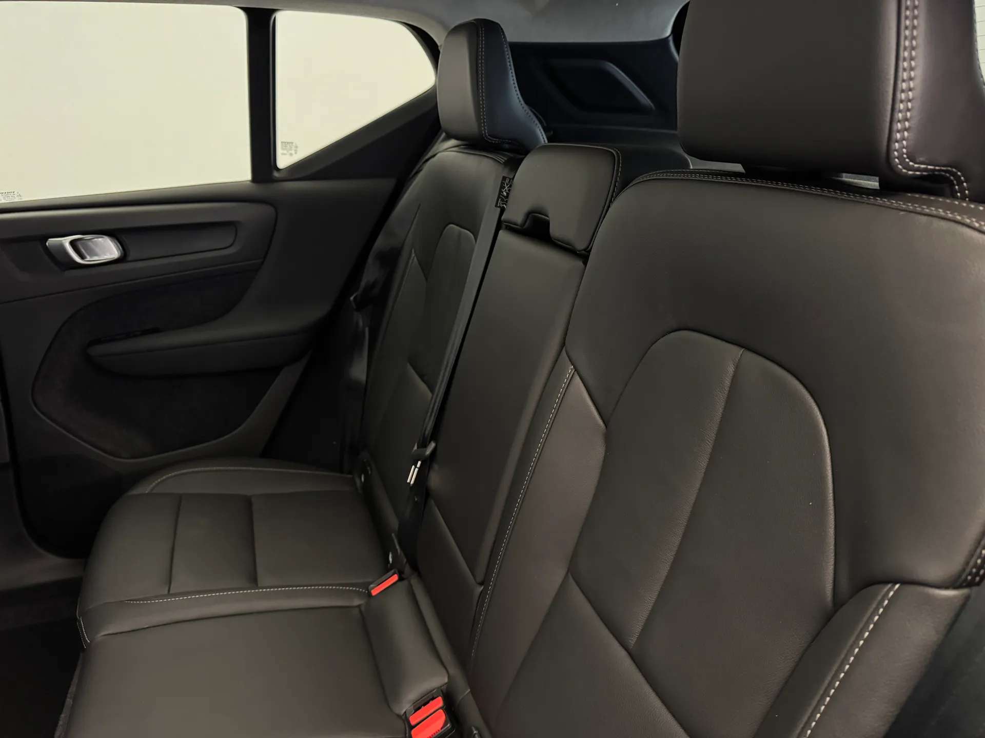 2025 VOLVO XC40 2025 VOLVO XC40