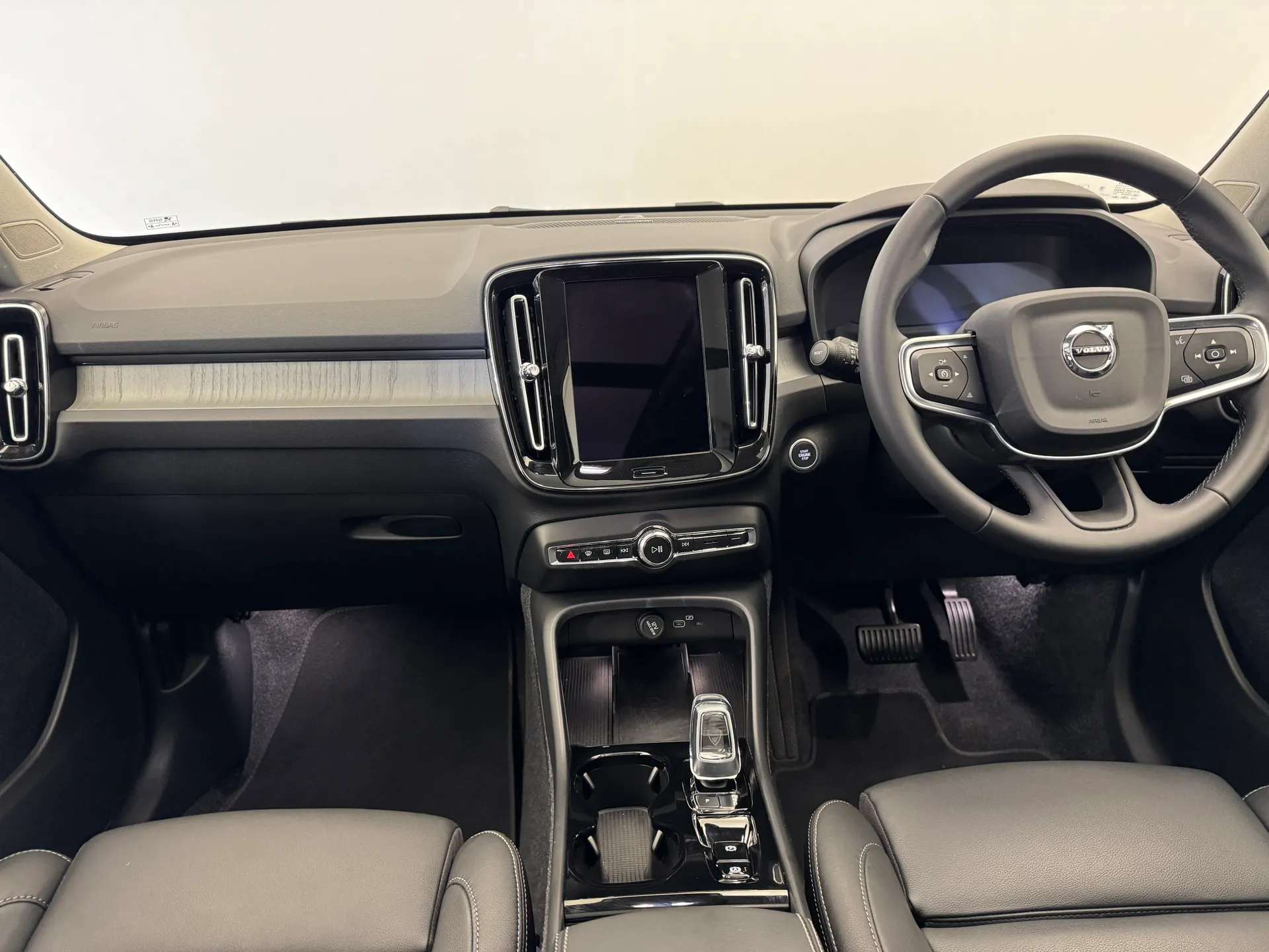 2025 VOLVO XC40 2025 VOLVO XC40