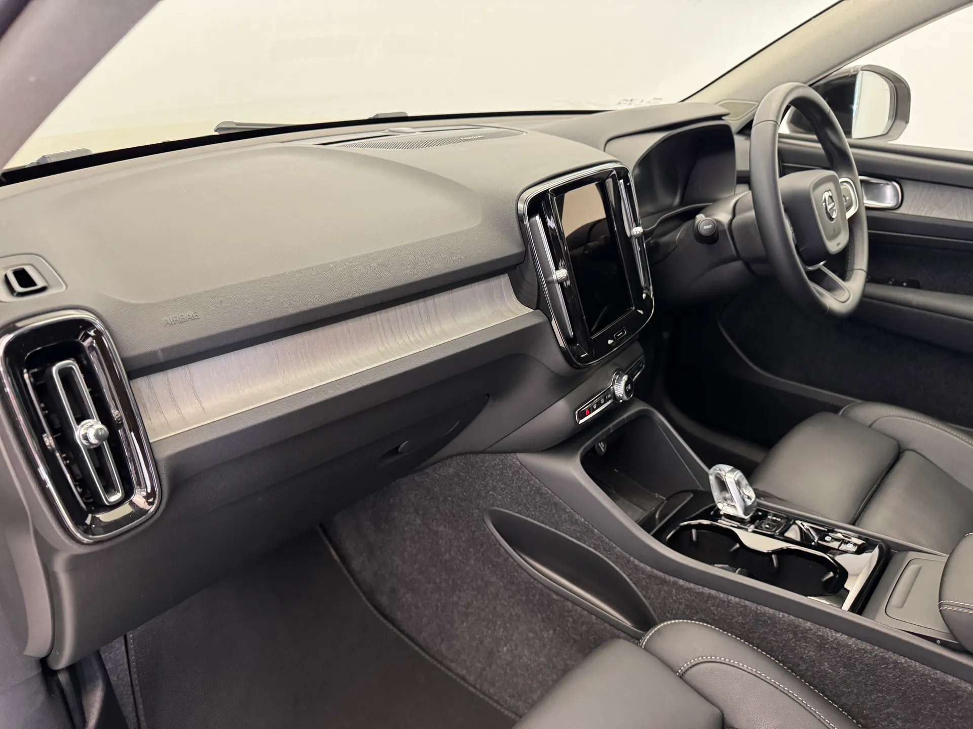 2025 VOLVO XC40 2025 VOLVO XC40