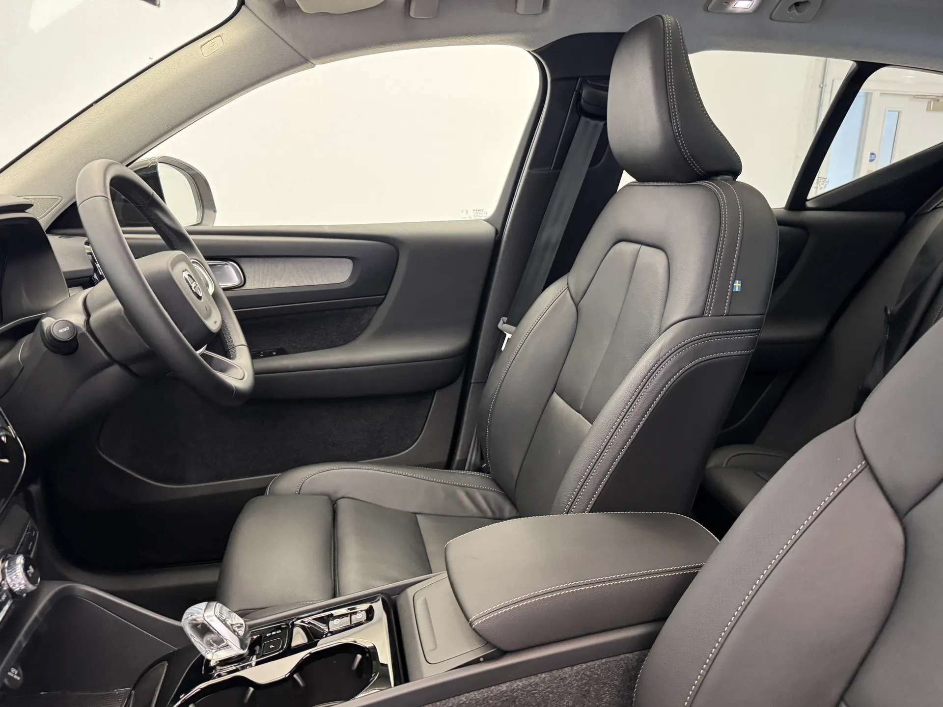 2025 VOLVO XC40 2025 VOLVO XC40