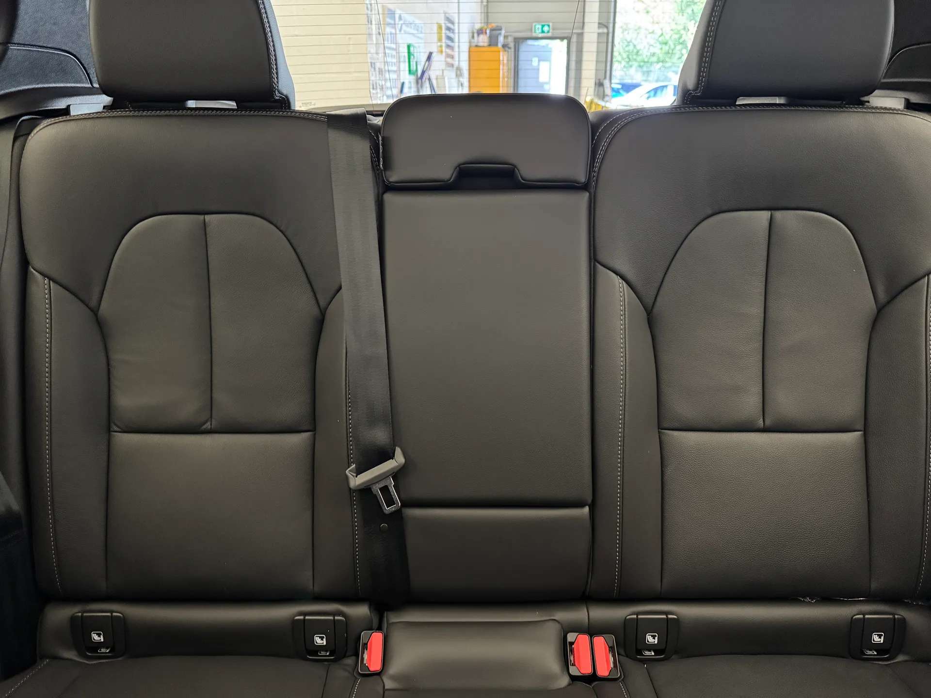 2025 VOLVO XC40 2025 VOLVO XC40