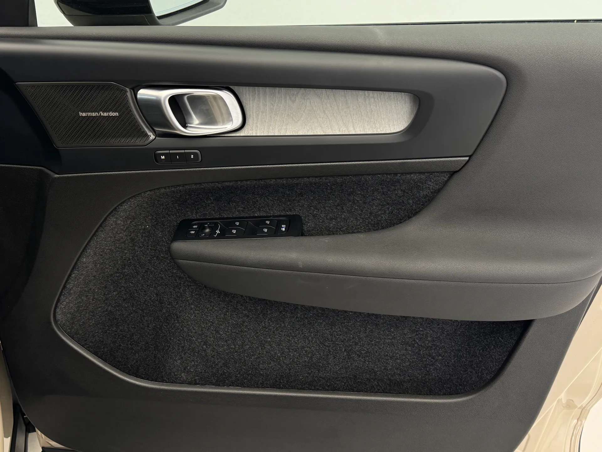 2025 VOLVO XC40 2025 VOLVO XC40