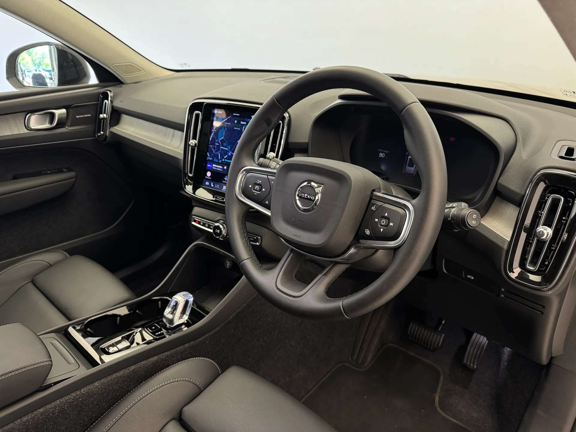 2025 VOLVO XC40 2025 VOLVO XC40