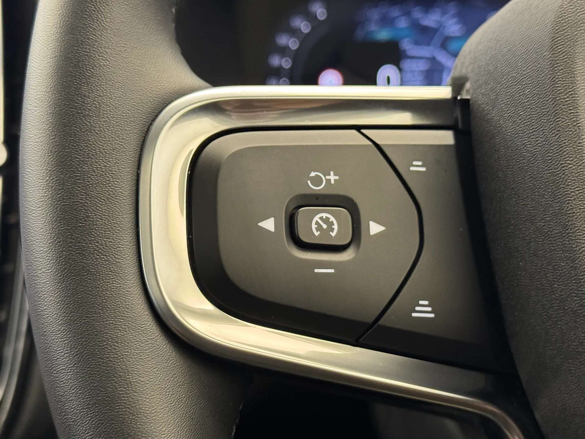 2025 VOLVO XC40 2025 VOLVO XC40