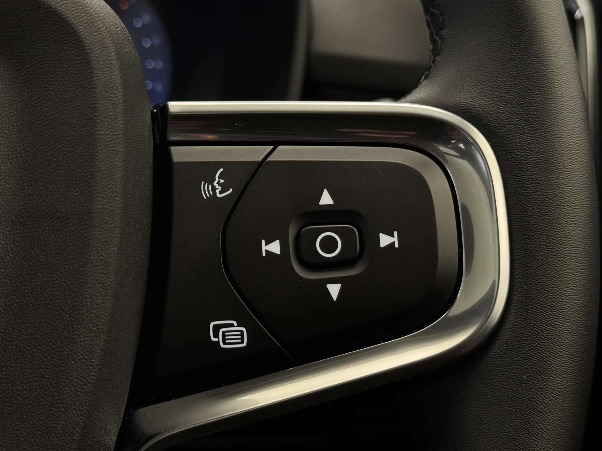 2025 VOLVO XC40 2025 VOLVO XC40
