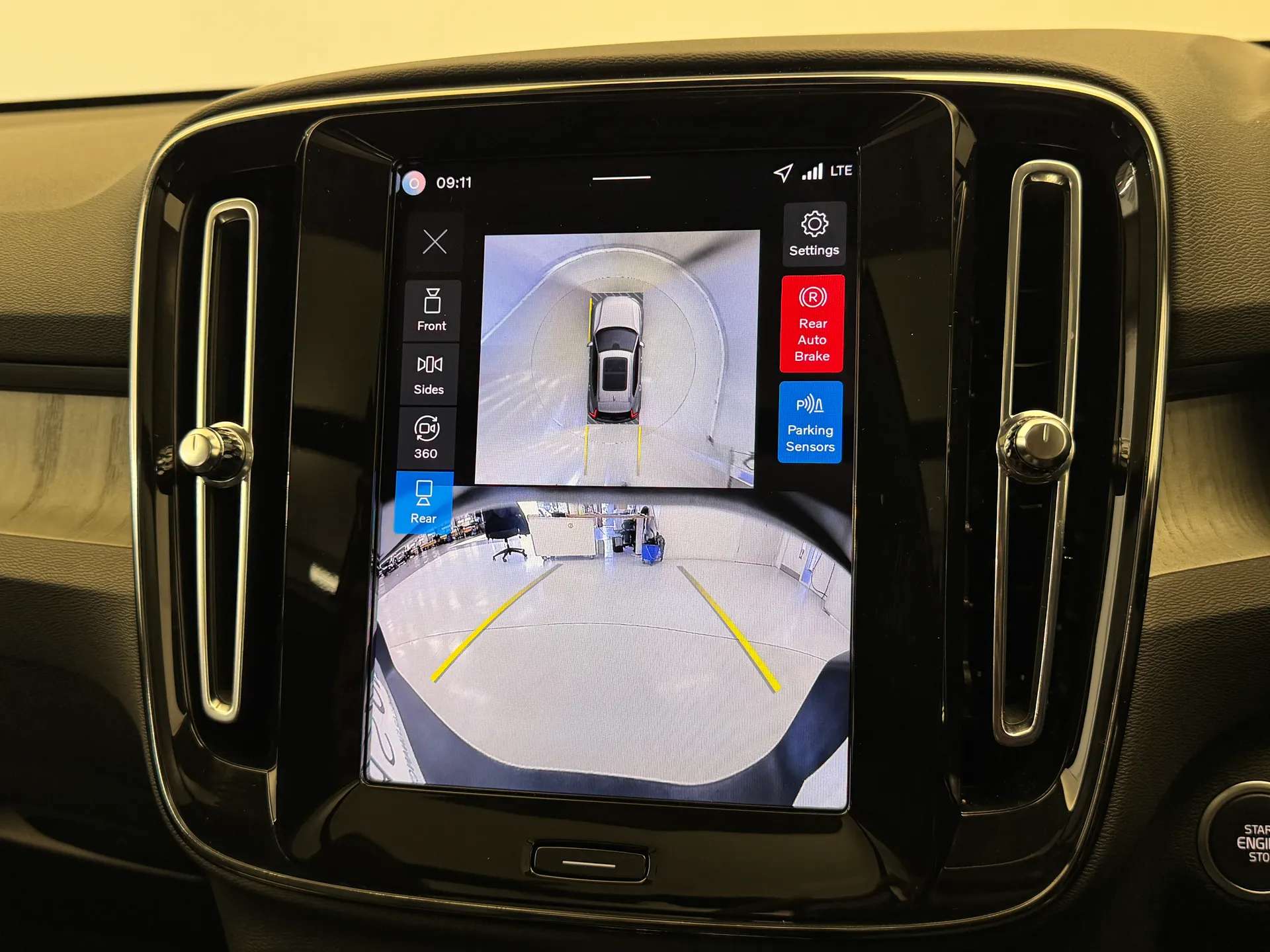 2025 VOLVO XC40 2025 VOLVO XC40